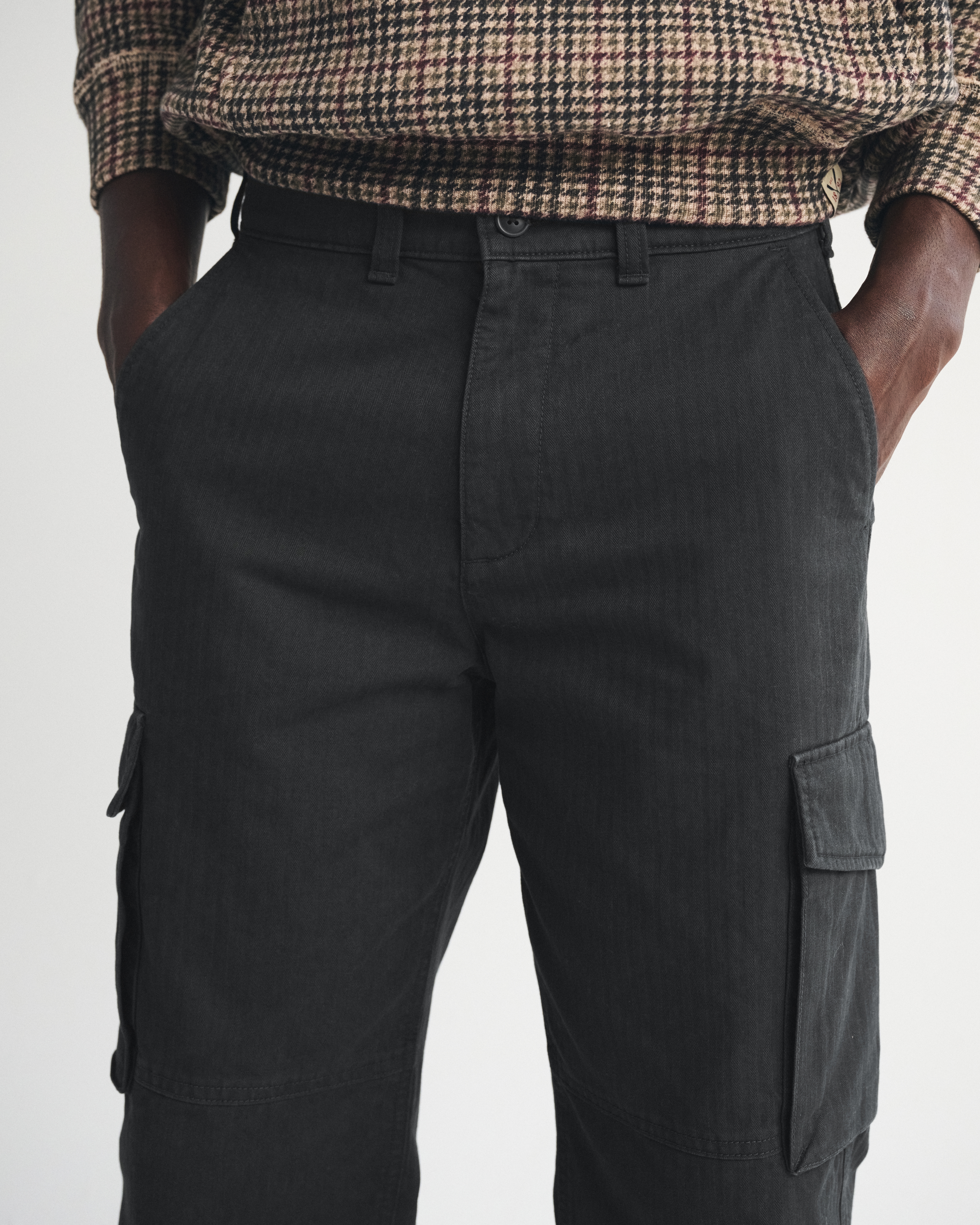 Мужские брюки Abercrombie & Fitch Relaxed Herringbone Clean Cargo Pant, цвет: Тёмный серый — фото 3