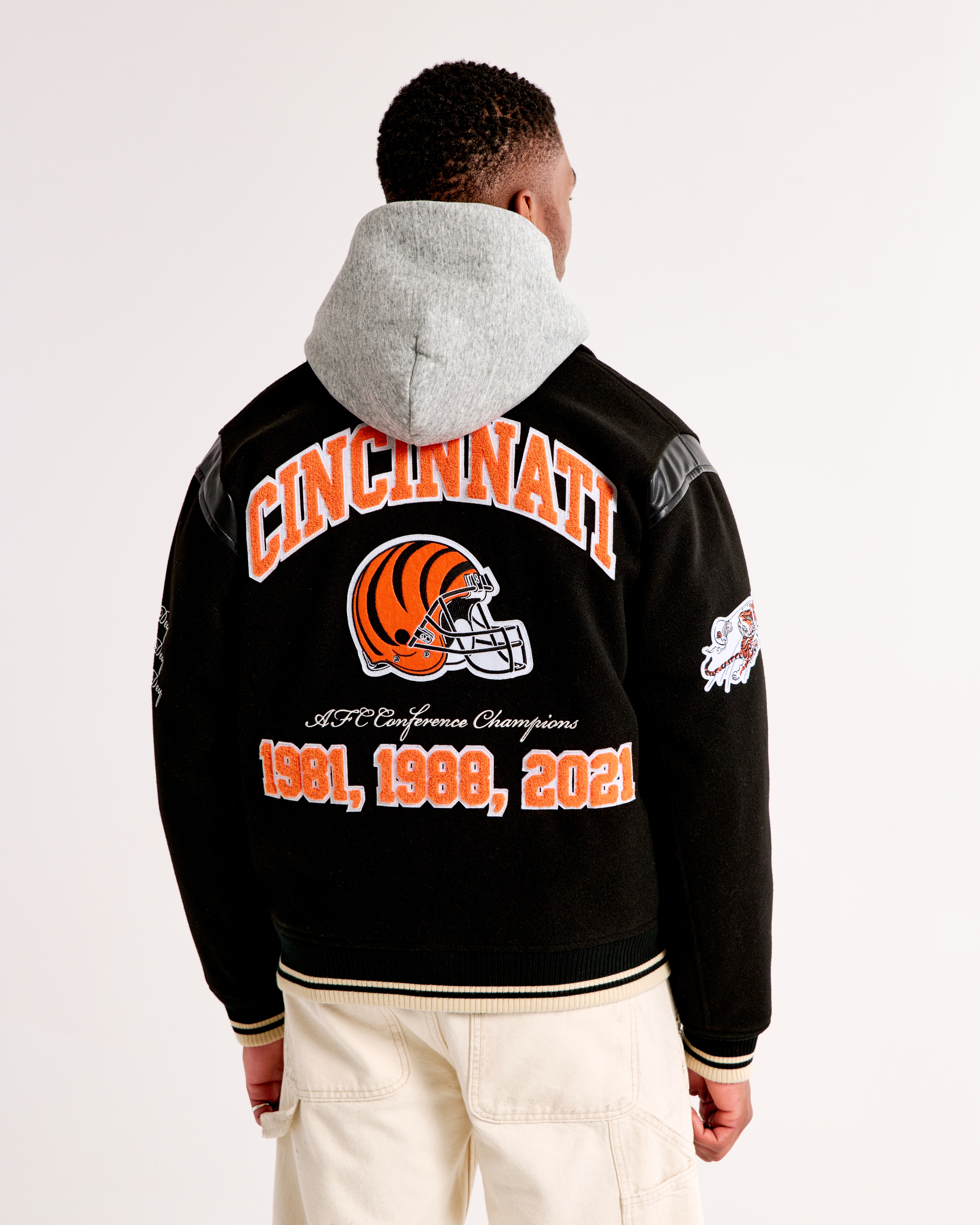 Мужские куртки Abercrombie & Fitch Denver Broncos Varsity Bomber Jacket — фото 3