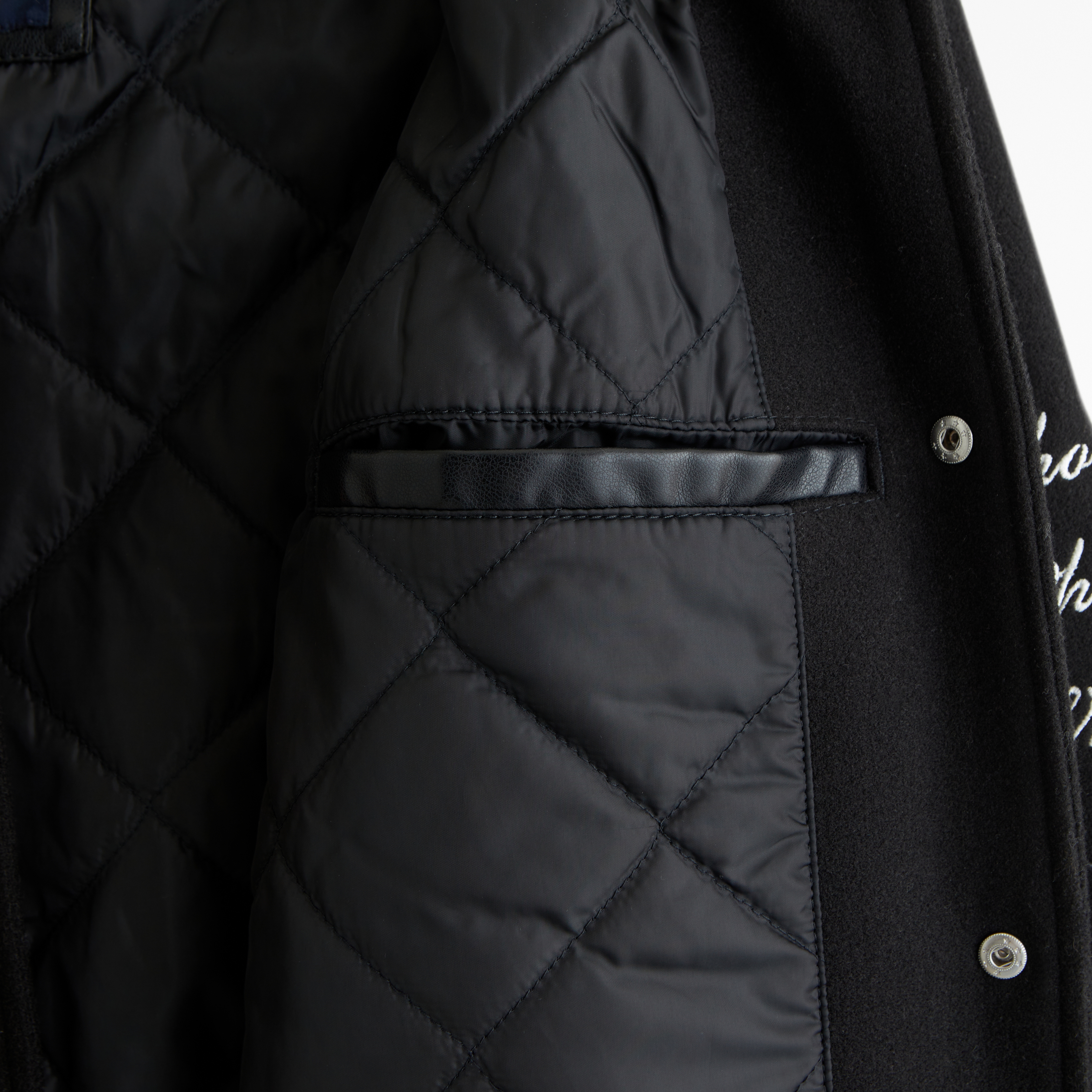 Мужская куртка Abercrombie & Fitch New England Patriots Varsity Bomber, цвет: Чёрный, вариант 1 — фото 1