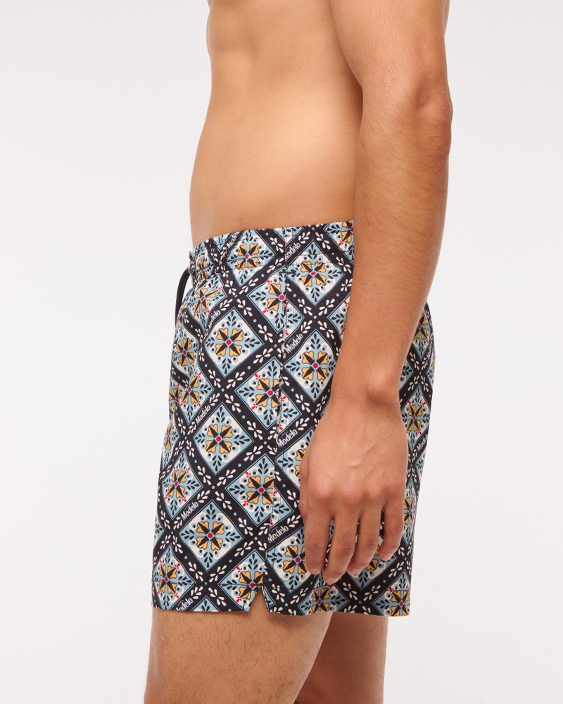 Modelo Graphic Pull-On Swim Trunk