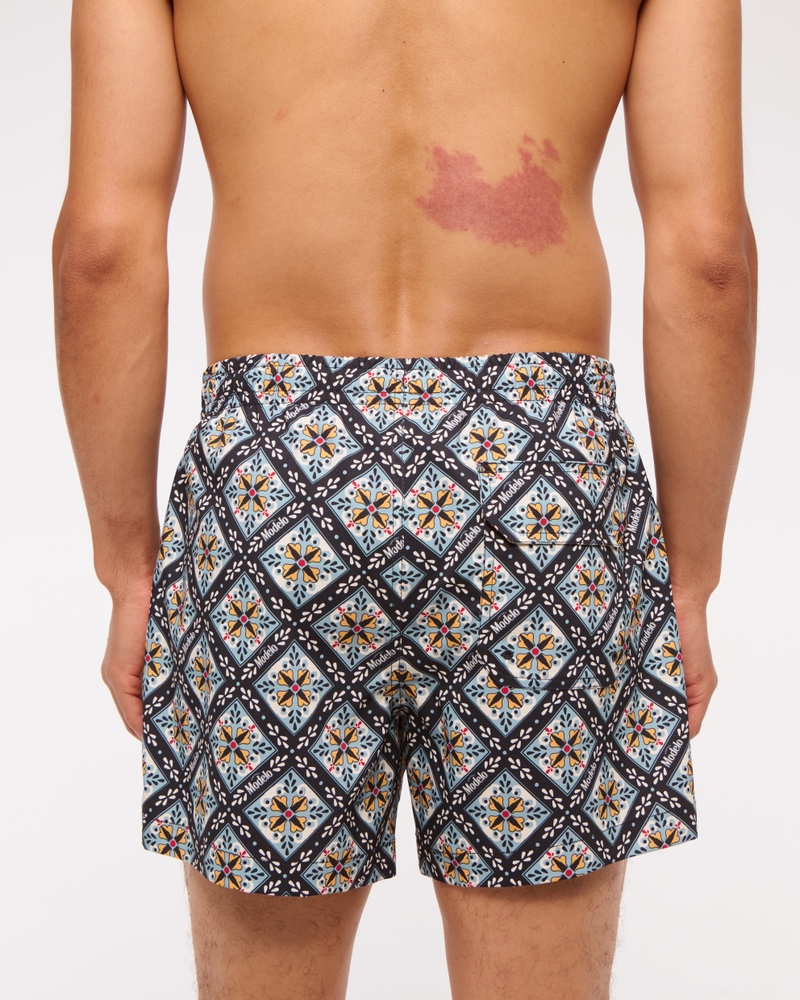 Modelo Graphic Pull-On Swim Trunk