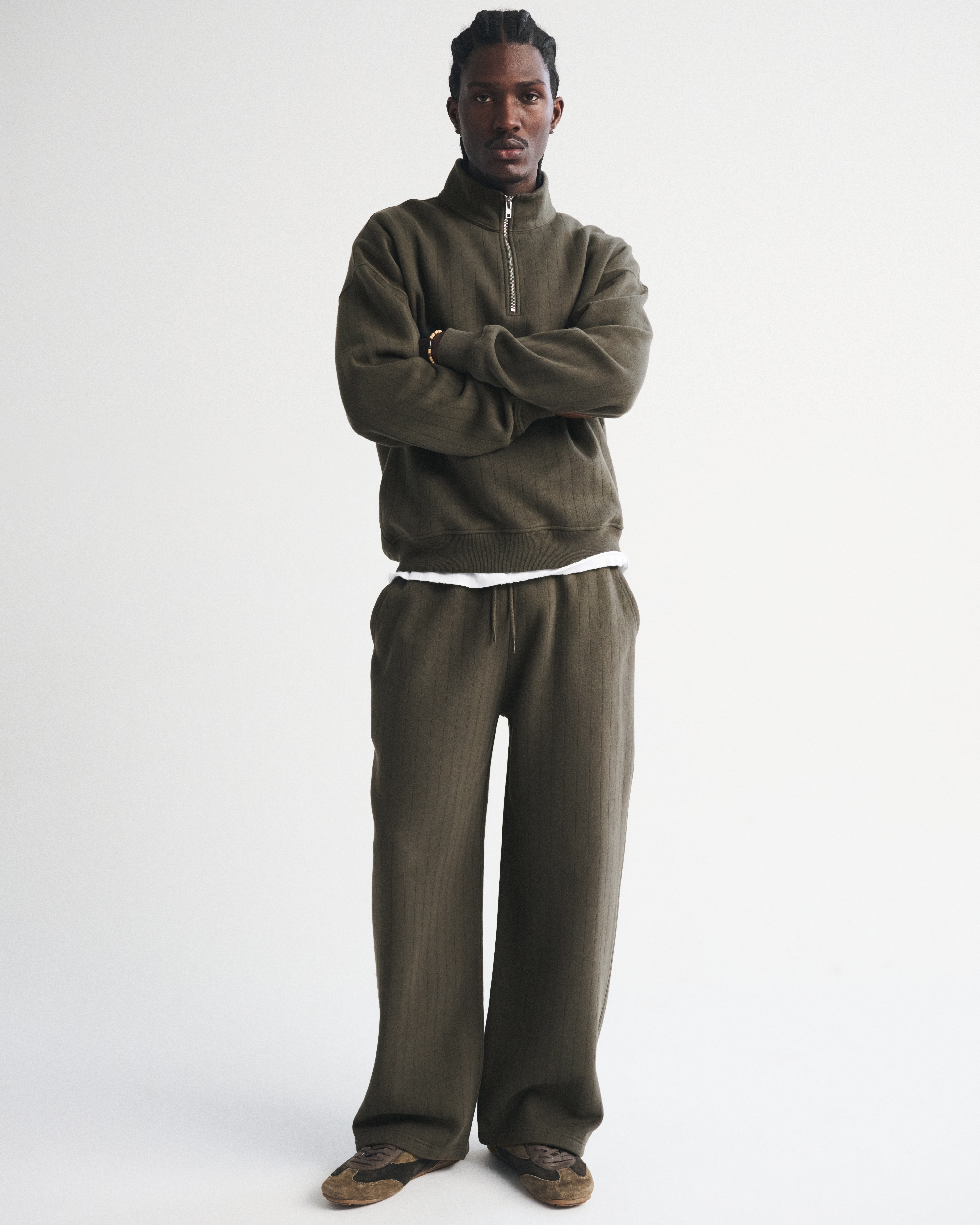 Мужские джоггеры Abercrombie & Fitch Essential Ultra Baggy Sweatpant, цвет: Меловой чёрный — фото 2