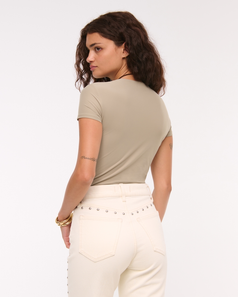 Soft Matte Seamless Tuckable Crew Tee
