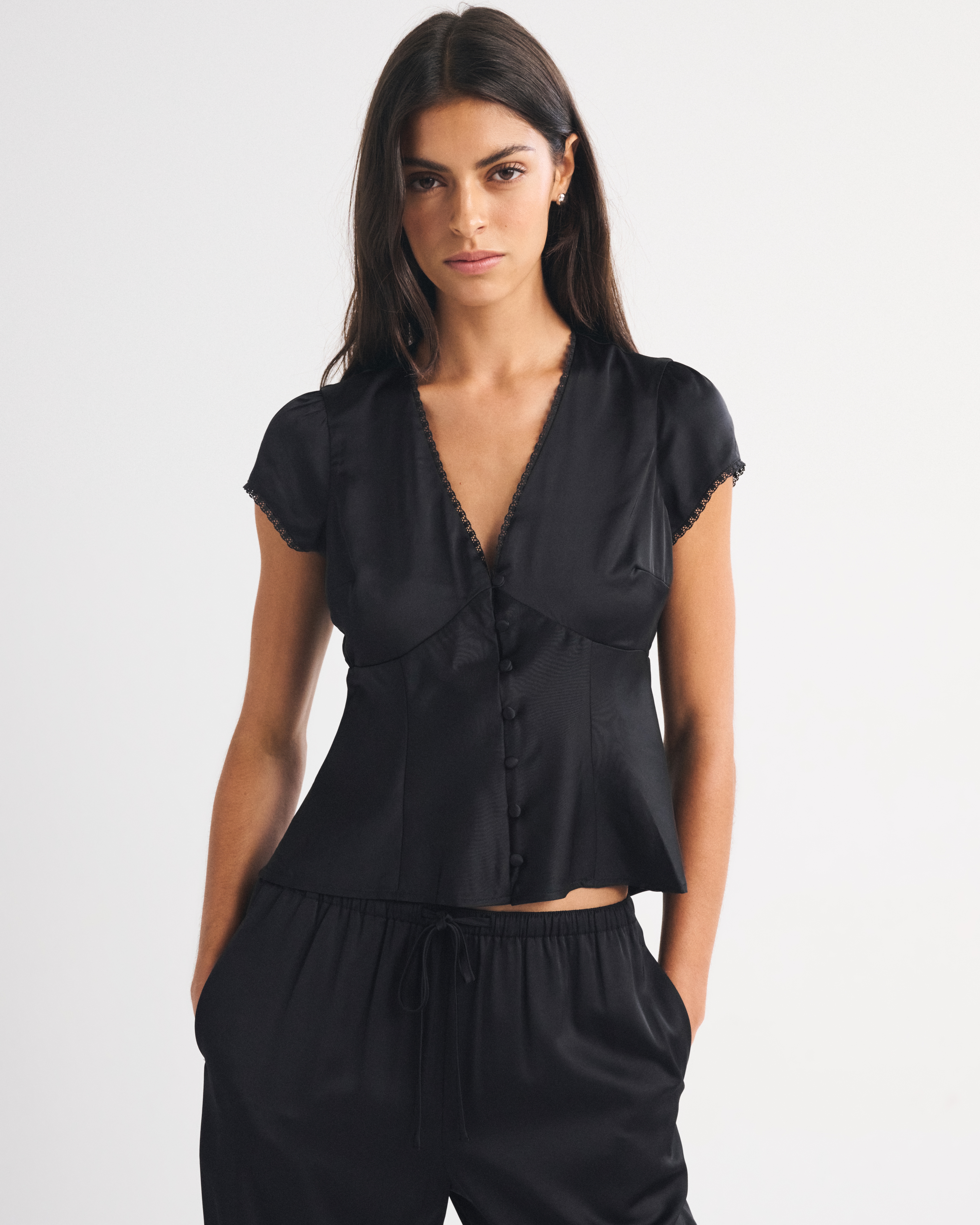 Женская блузка Abercrombie & Fitch Lace-Trim Satin Button-Up Blouse, цвет: Чёрный — фото 2