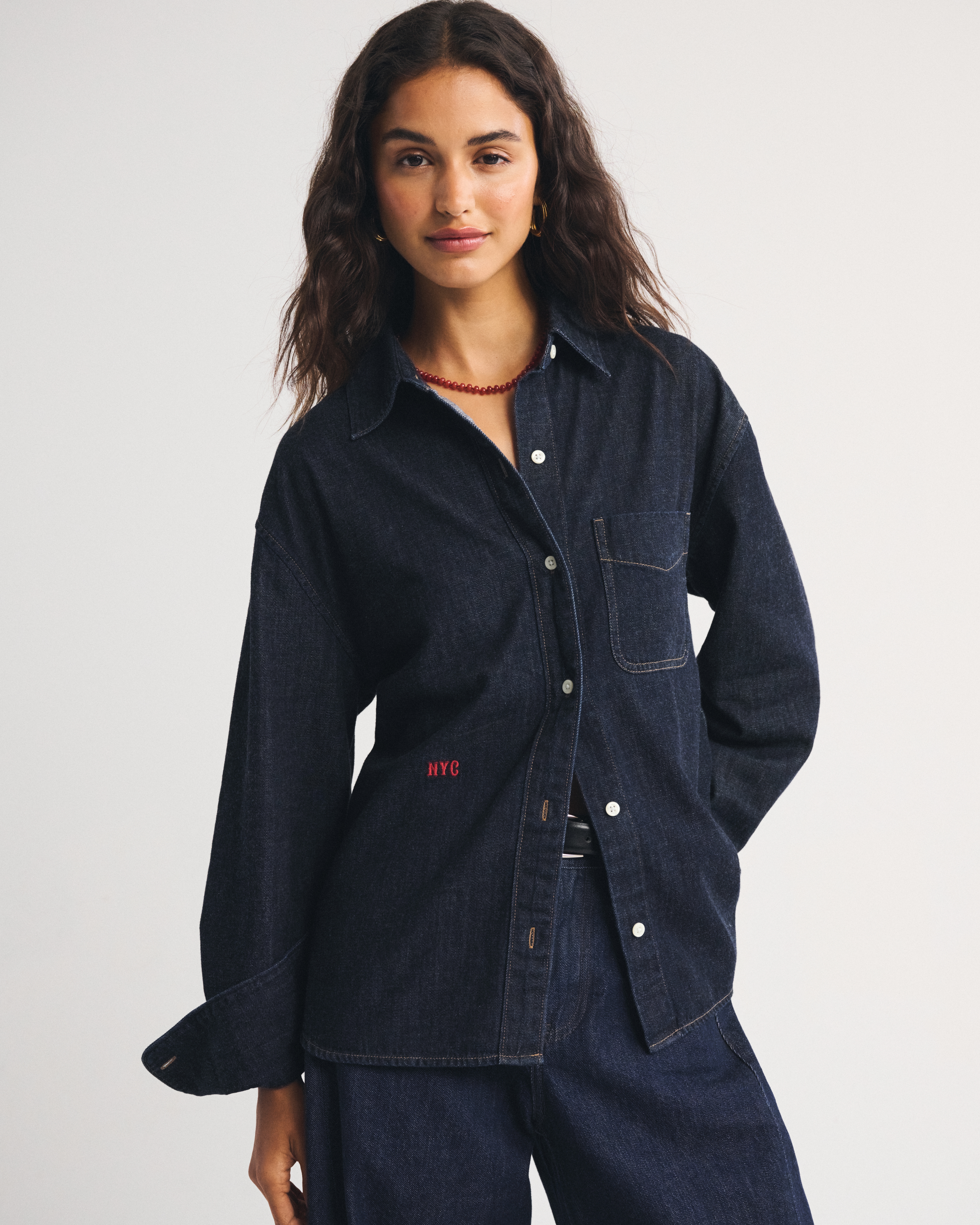 Женская рубашка Abercrombie & Fitch Abbode Oversized Embroidered Denim Shirt, цвет: Rinse — фото 2