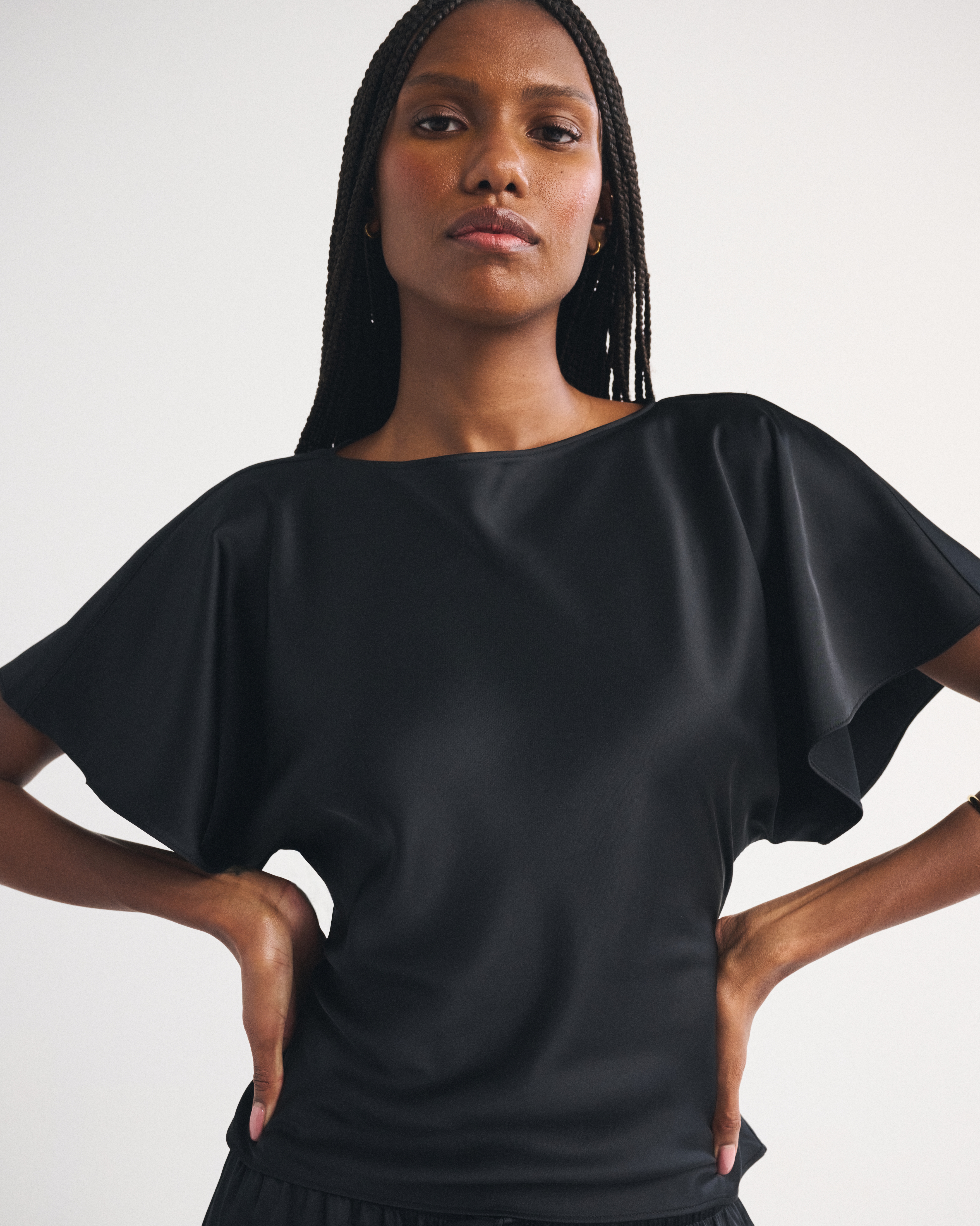 Женский топ Abercrombie & Fitch Satin Flutter Sleeve Slash Top, цвет: Чёрный — фото 2