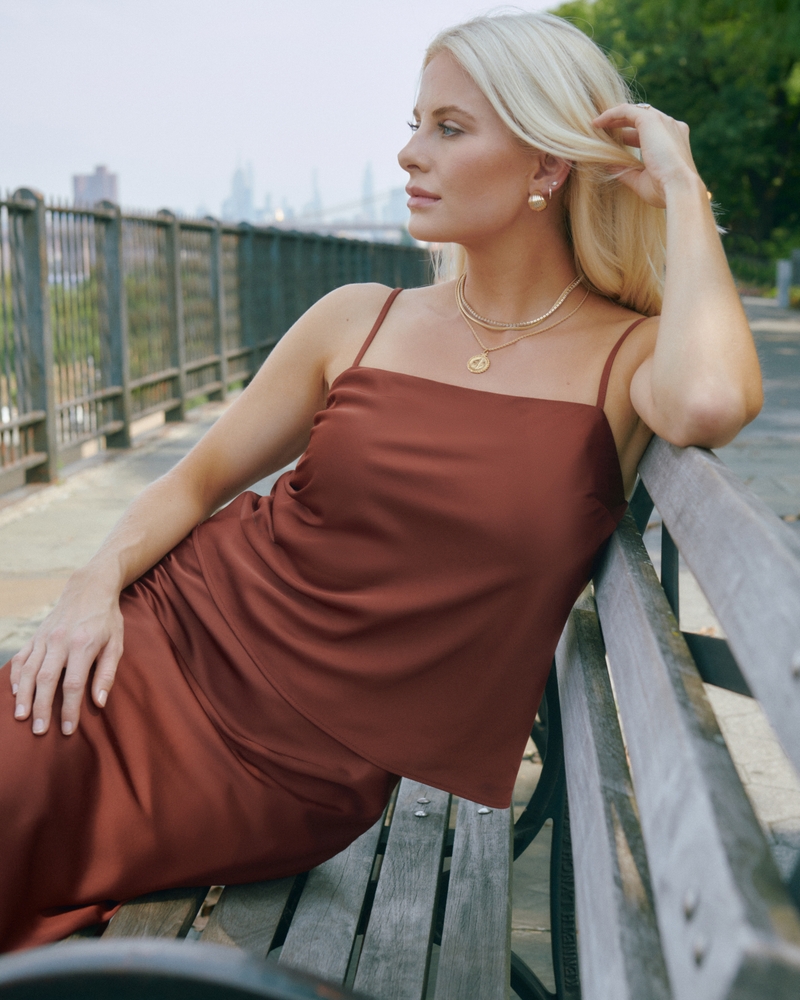 https://www.abercrombie.com/shop/eu/p/satin-squareneck-cami-top-53009319?categoryIdu003d62031253u0026faceoutu003dmodelu0026sequ003d02