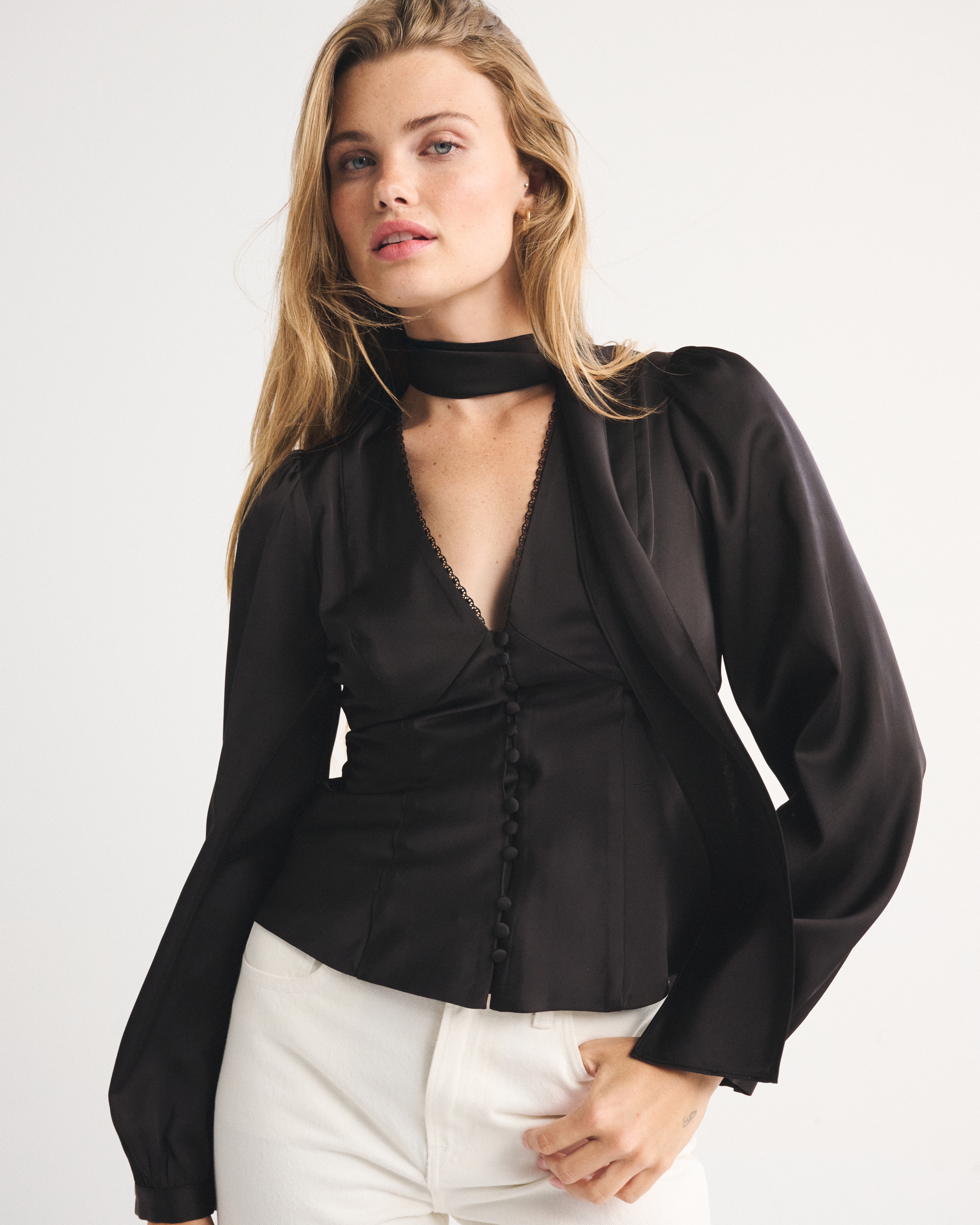 Женские блузки Abercrombie & Fitch Removable Scarf V-Neck Blouse — фото 2