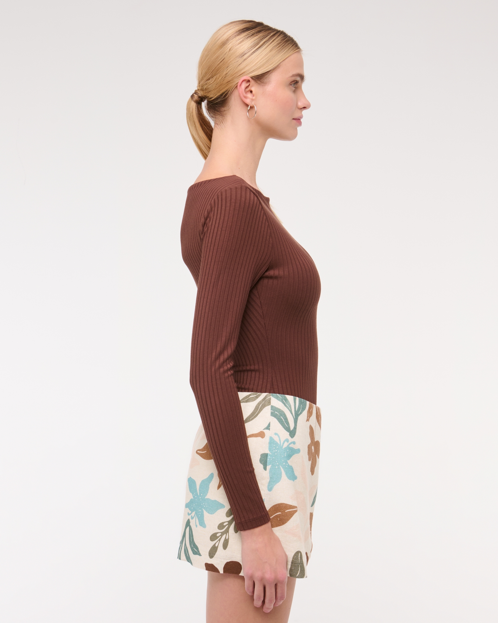 The A&F Scarlett Mid Rise Linen-Blend Mini Skort