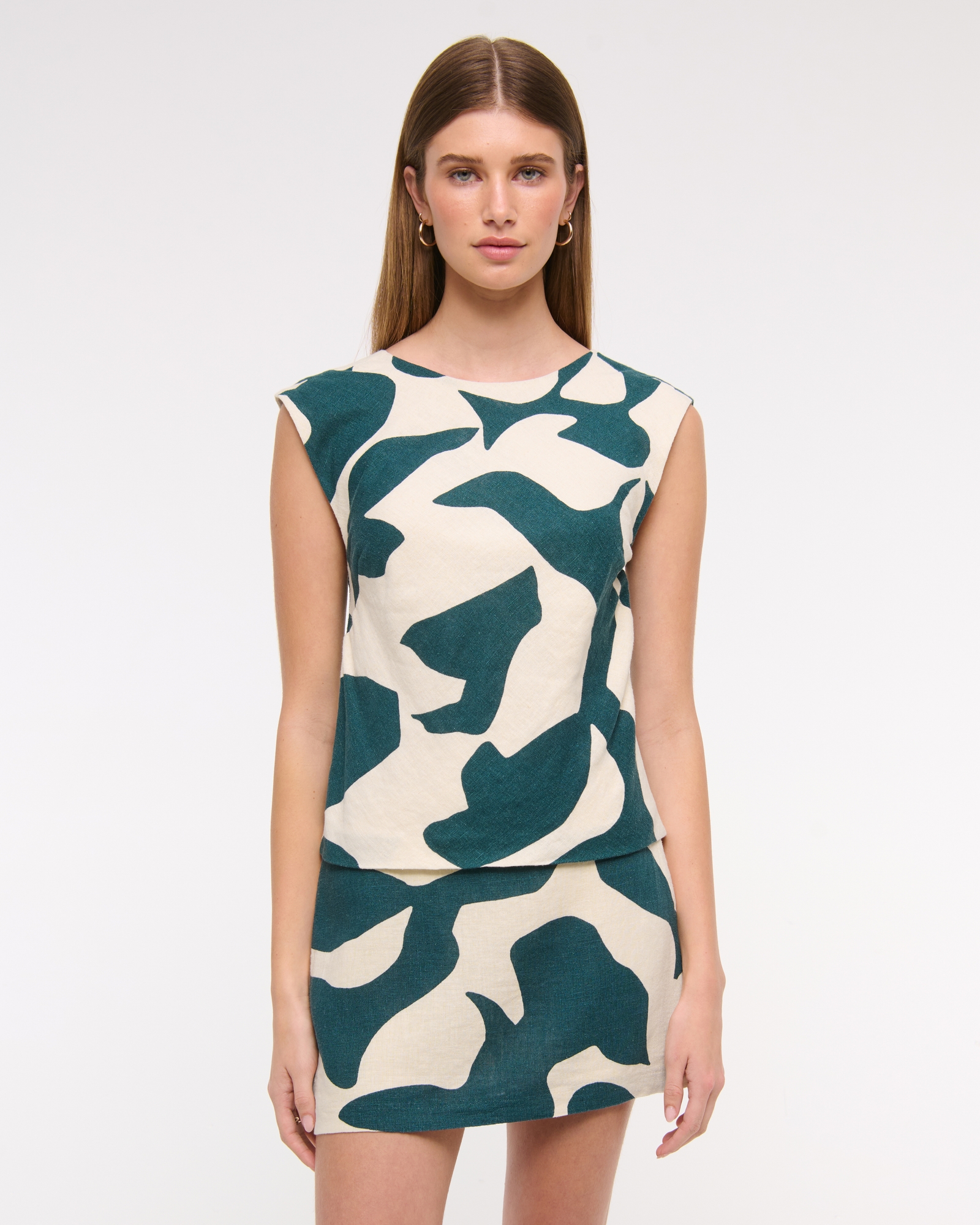 The A&F Scarlett Mid Rise Linen-Blend Mini Skort