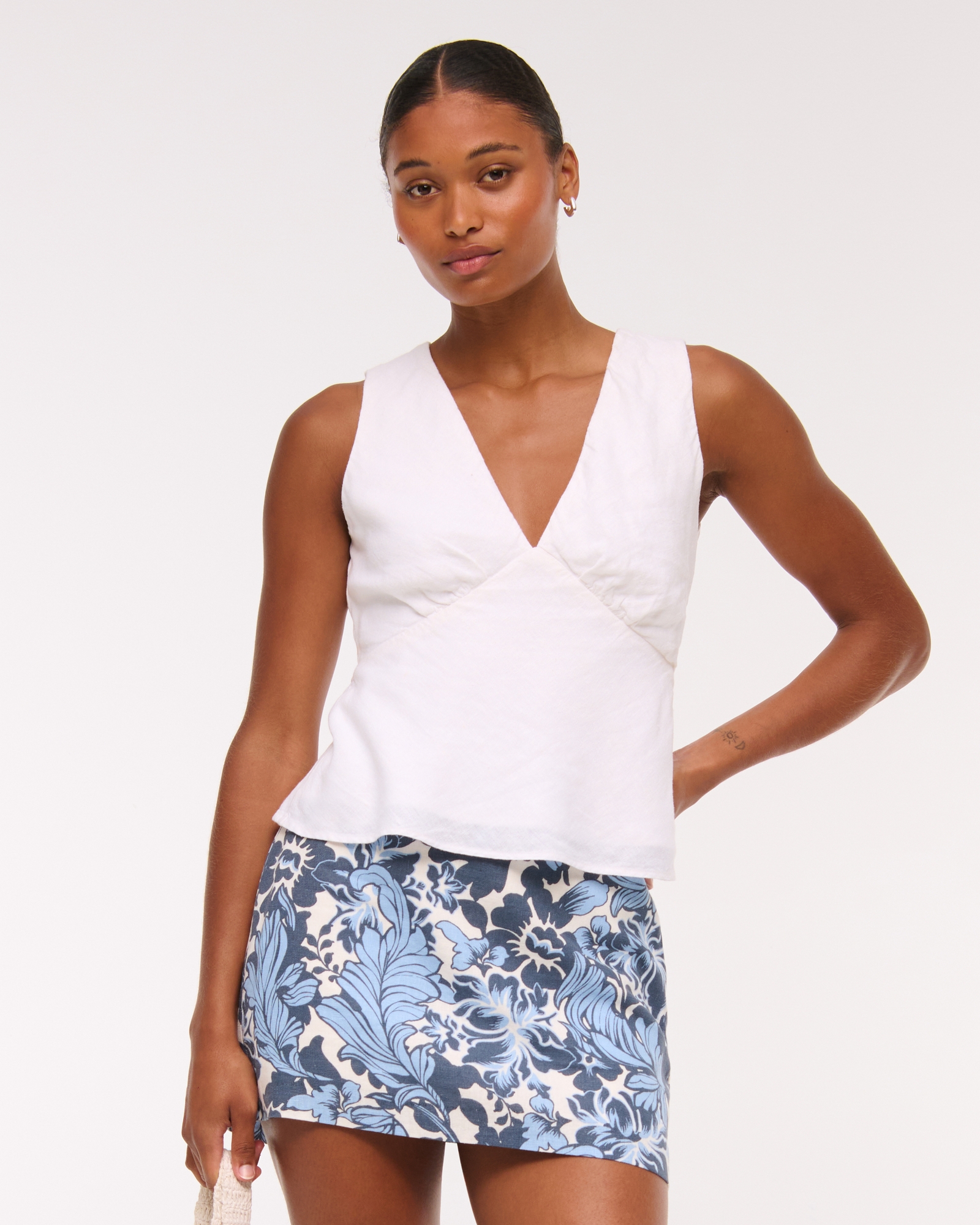 The A&F Scarlett Curve Love Linen-Blend Mini Skort