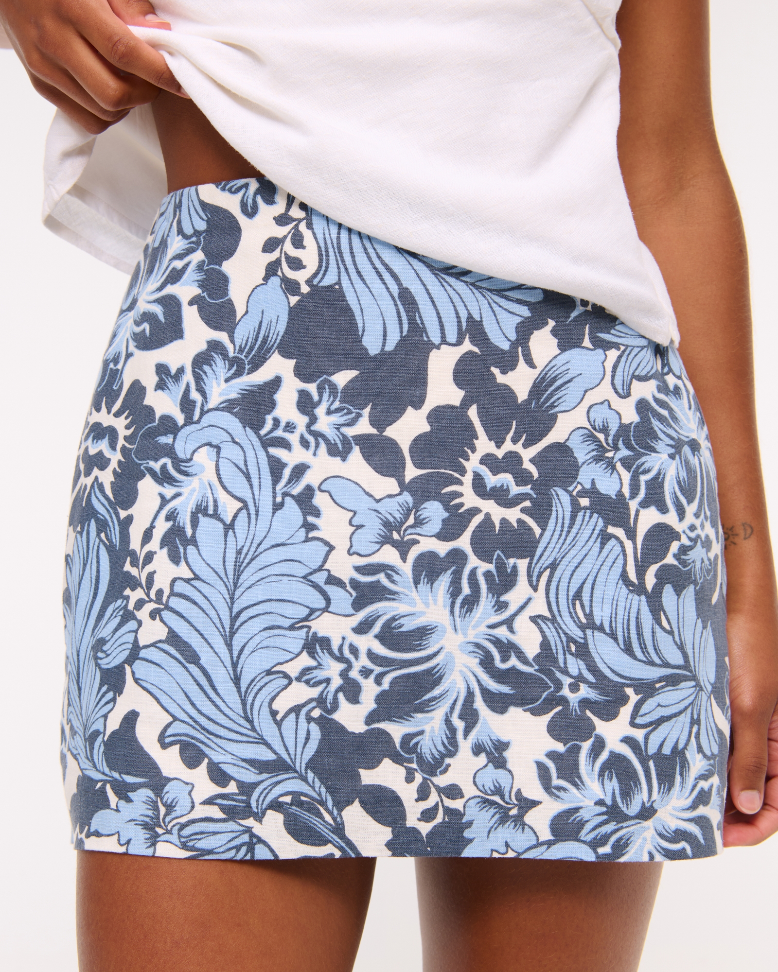 The A&F Scarlett Curve Love Linen-Blend Mini Skort