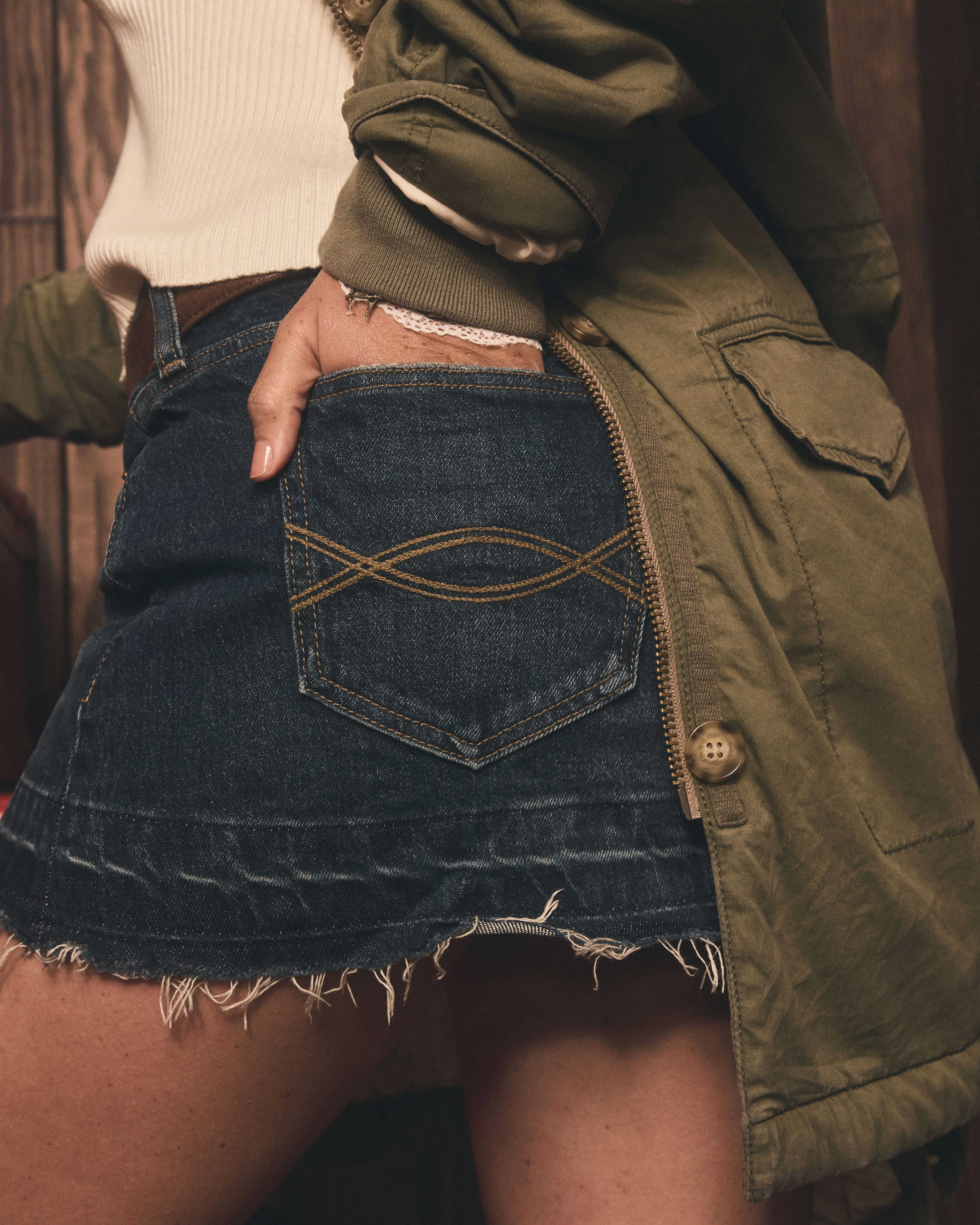 Женские юбки Abercrombie & Fitch Mid Rise Belted Scarf Denim Mini Skirt — фото 4