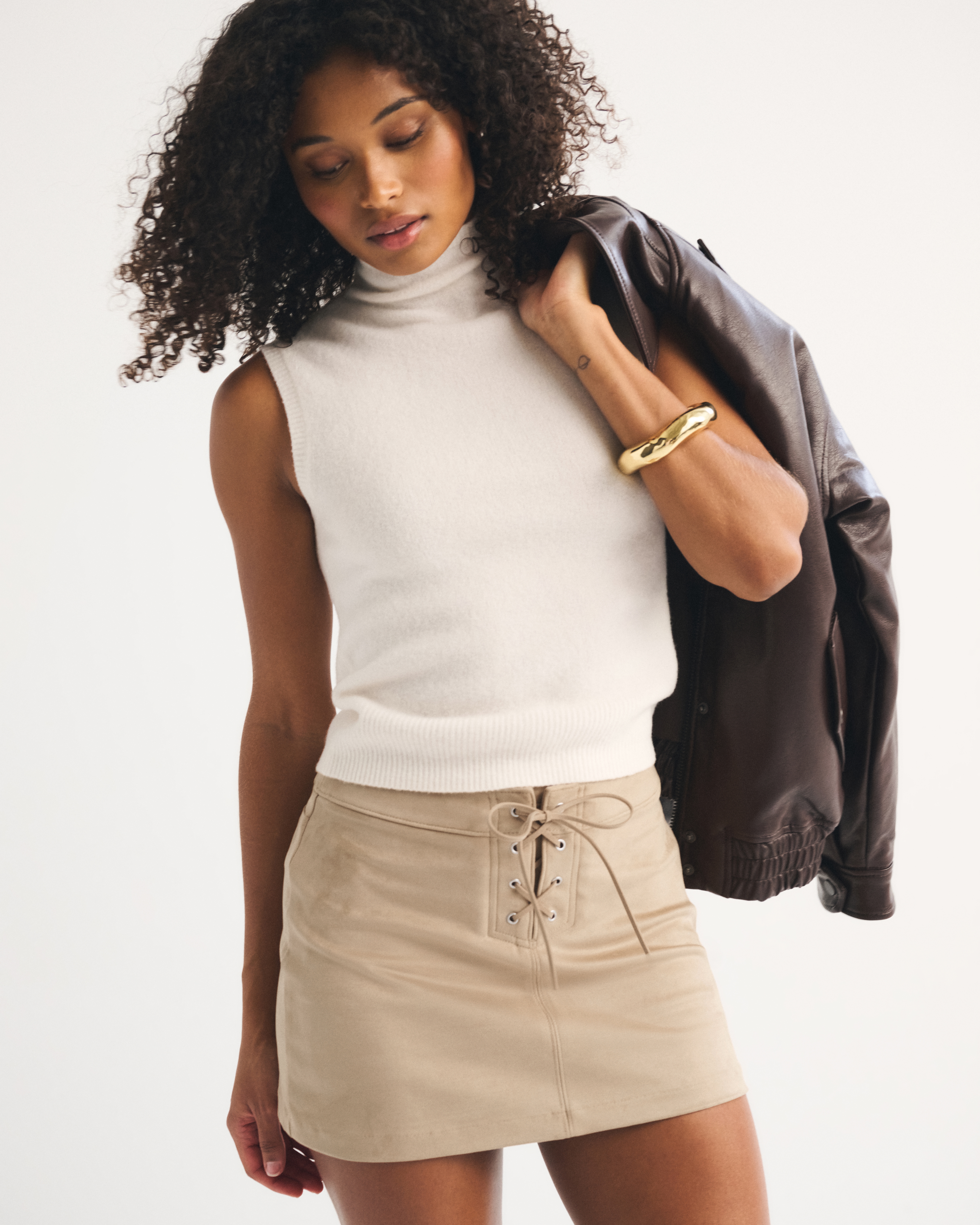 Женские юбки Abercrombie & Fitch Curve Love Vegan Suede Lace-Up Mini Skort — фото 3