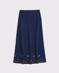 Falda larga bordada