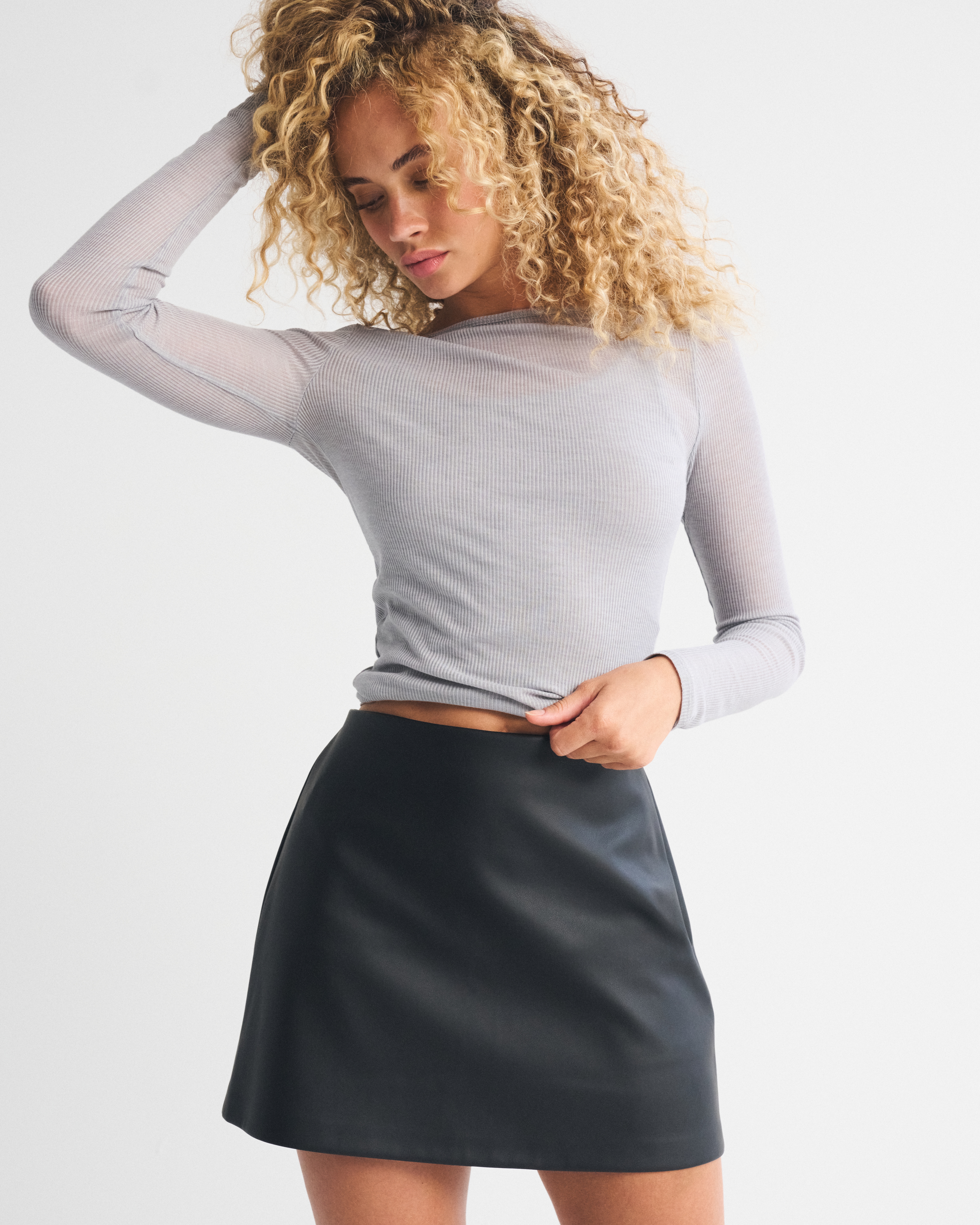 Женская юбка-шорты Abercrombie & Fitch Curve Love A&F Scarlett Vegan Leather Mini Skort, цвет: Чёрный — фото 2