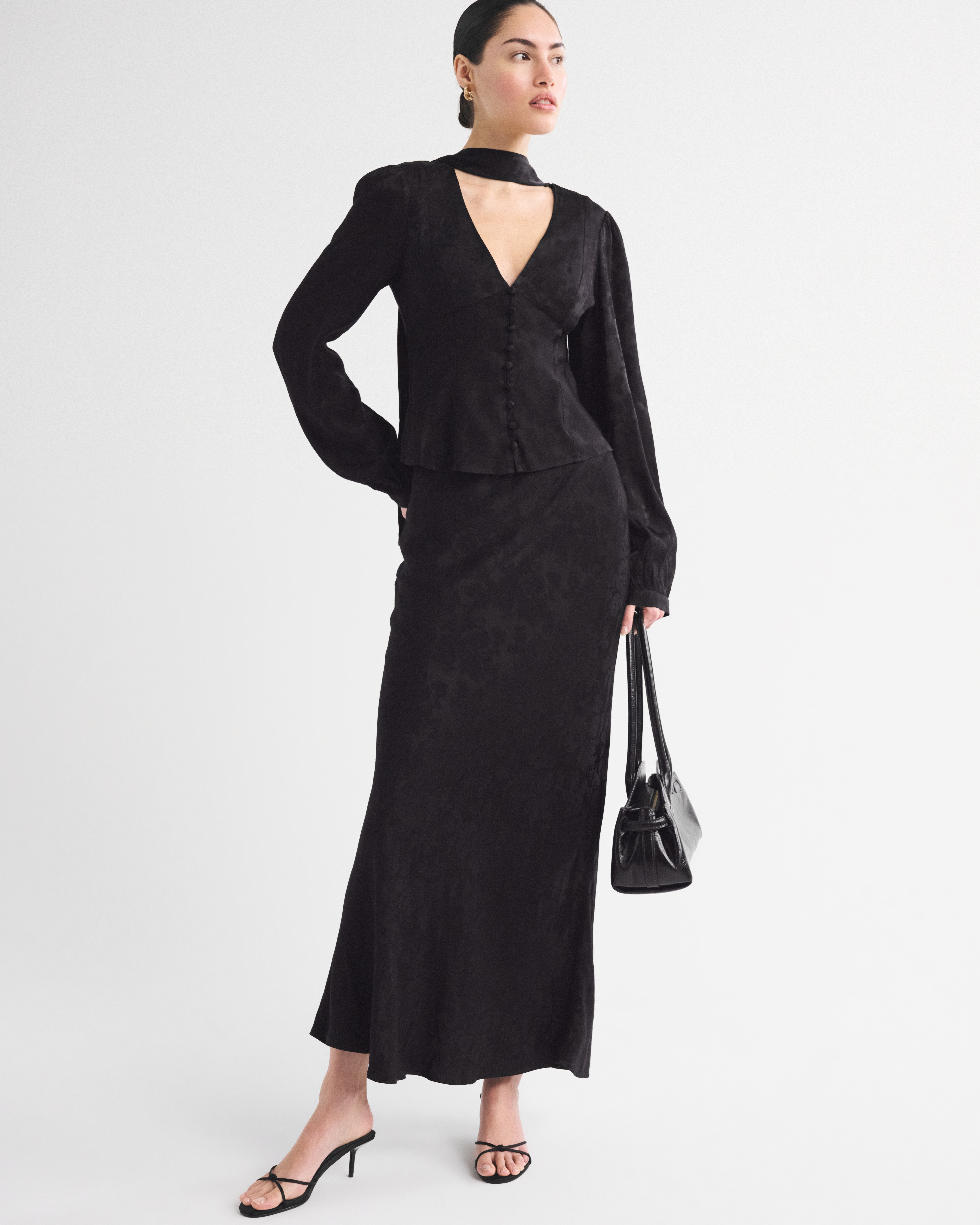 Женская юбка Abercrombie & Fitch High Rise Satin Jacquard Maxi, цвет: Чёрный — фото 2