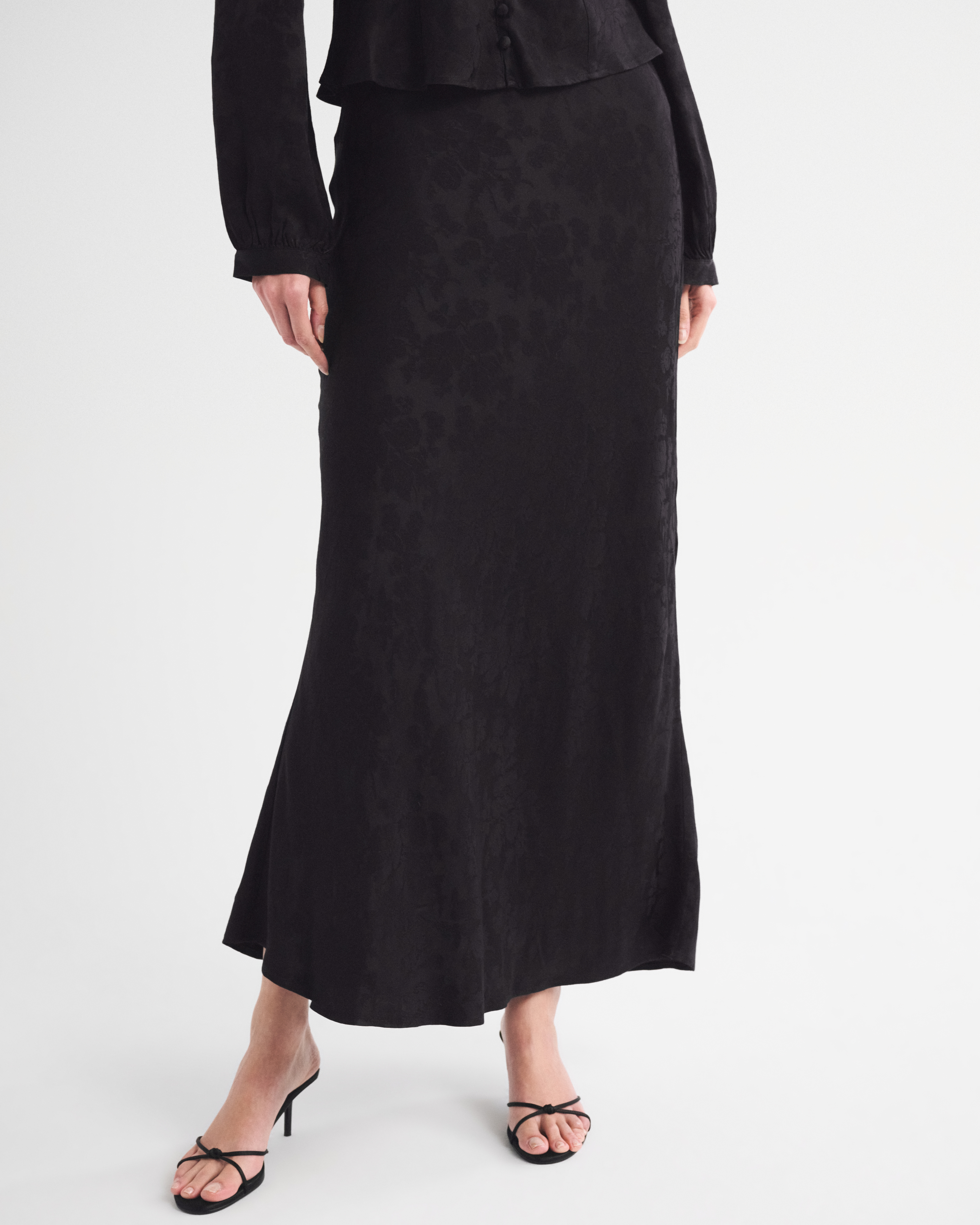 Женская юбка Abercrombie & Fitch High Rise Satin Jacquard Maxi, цвет: Чёрный — фото 3