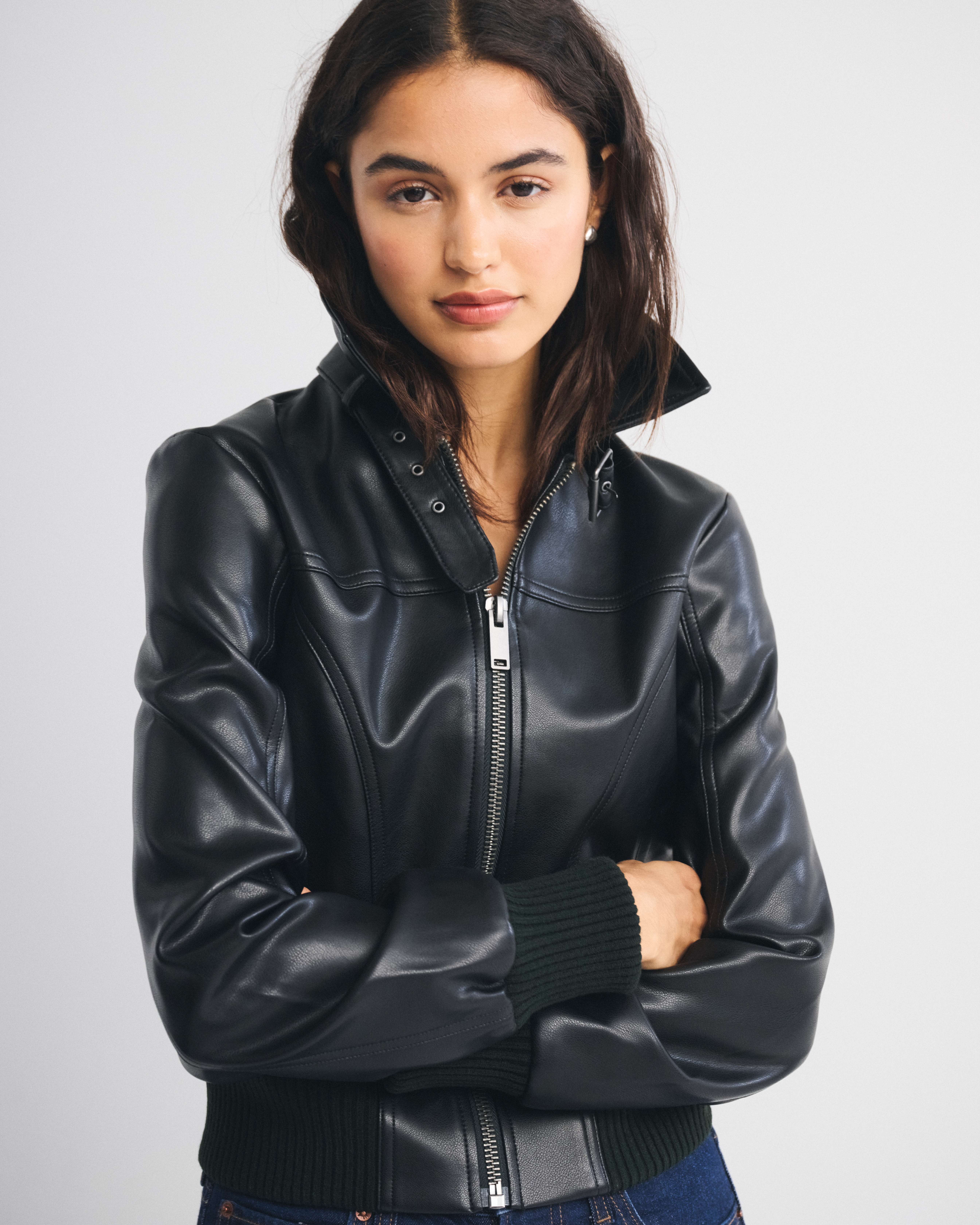 Женские куртки Abercrombie & Fitch Vegan Leather Shrunken Bomber Jacket — фото 2