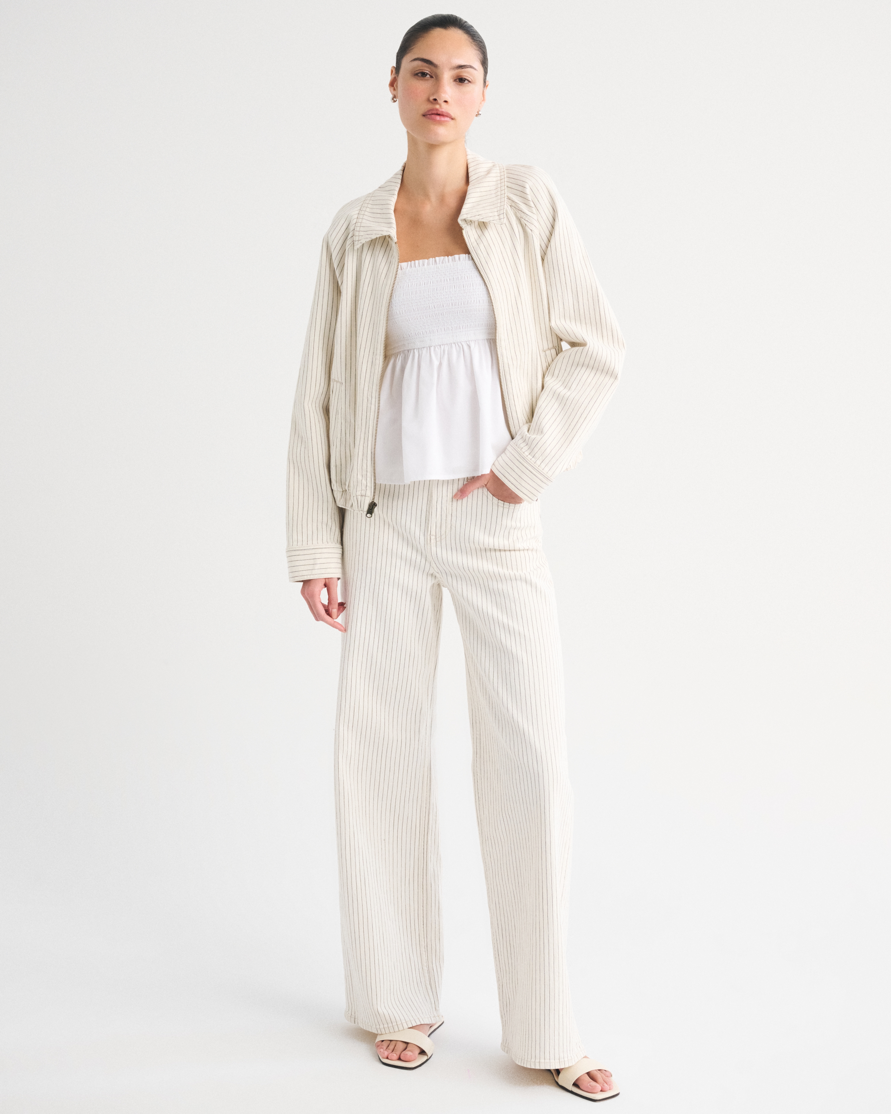 Женские куртки Abercrombie & Fitch Relaxed Linen-Blend Denim Bomber Jacket — фото 3