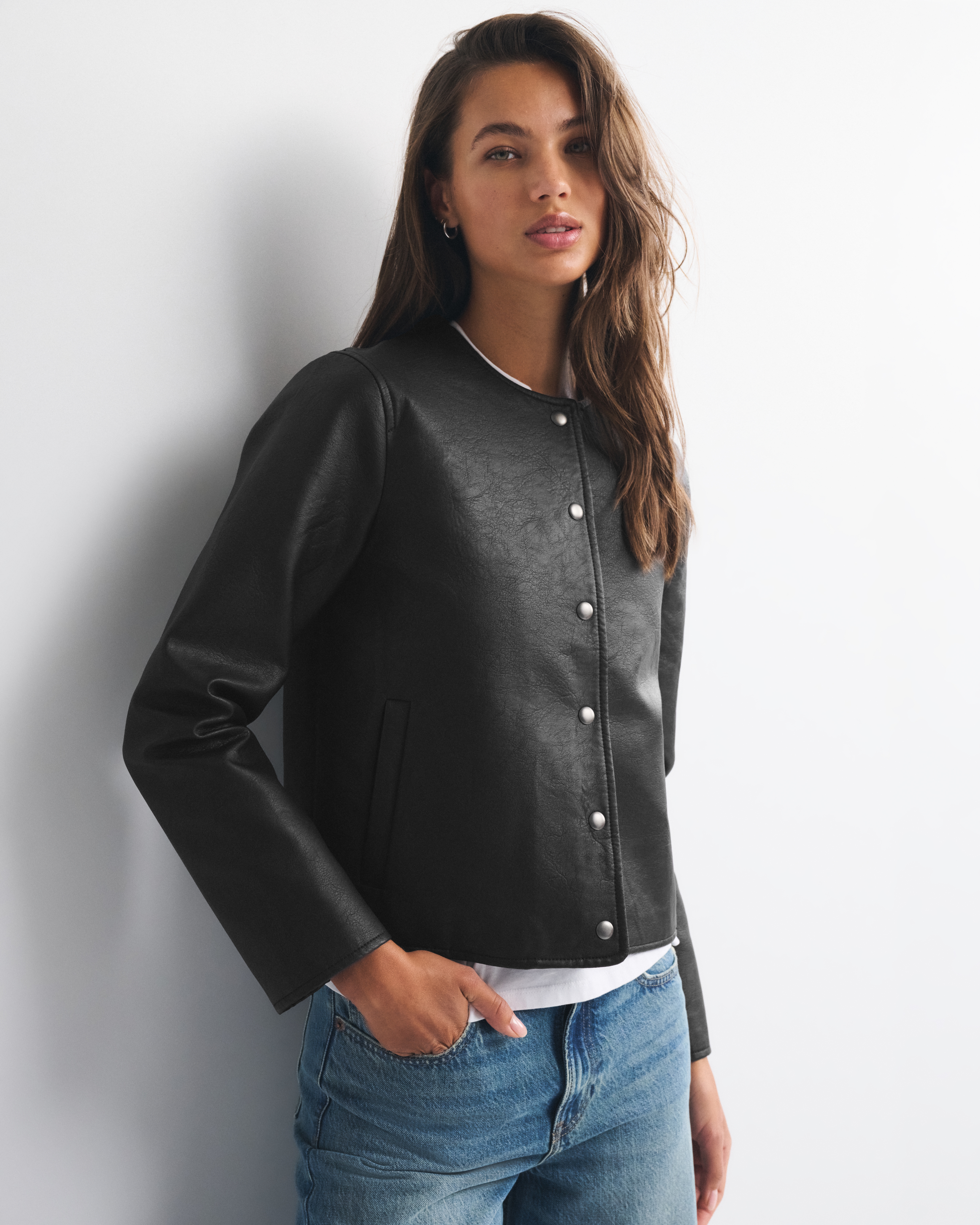 Женская куртка Abercrombie & Fitch Collarless Vegan Leather, цвет: Чёрный — фото 2