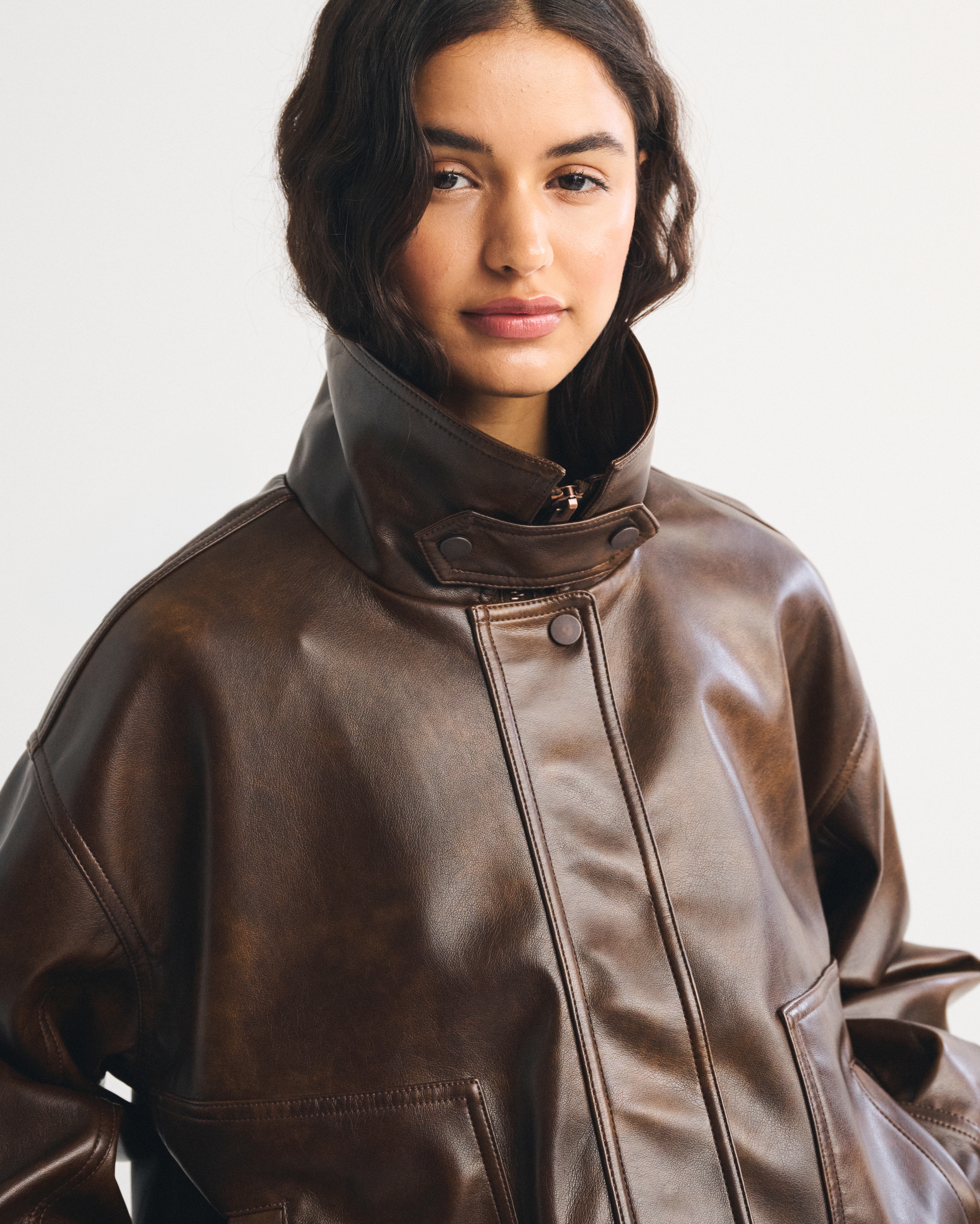 Женские куртки Abercrombie & Fitch Funnel Neck Vegan Leather Bomber Jacket — фото 3
