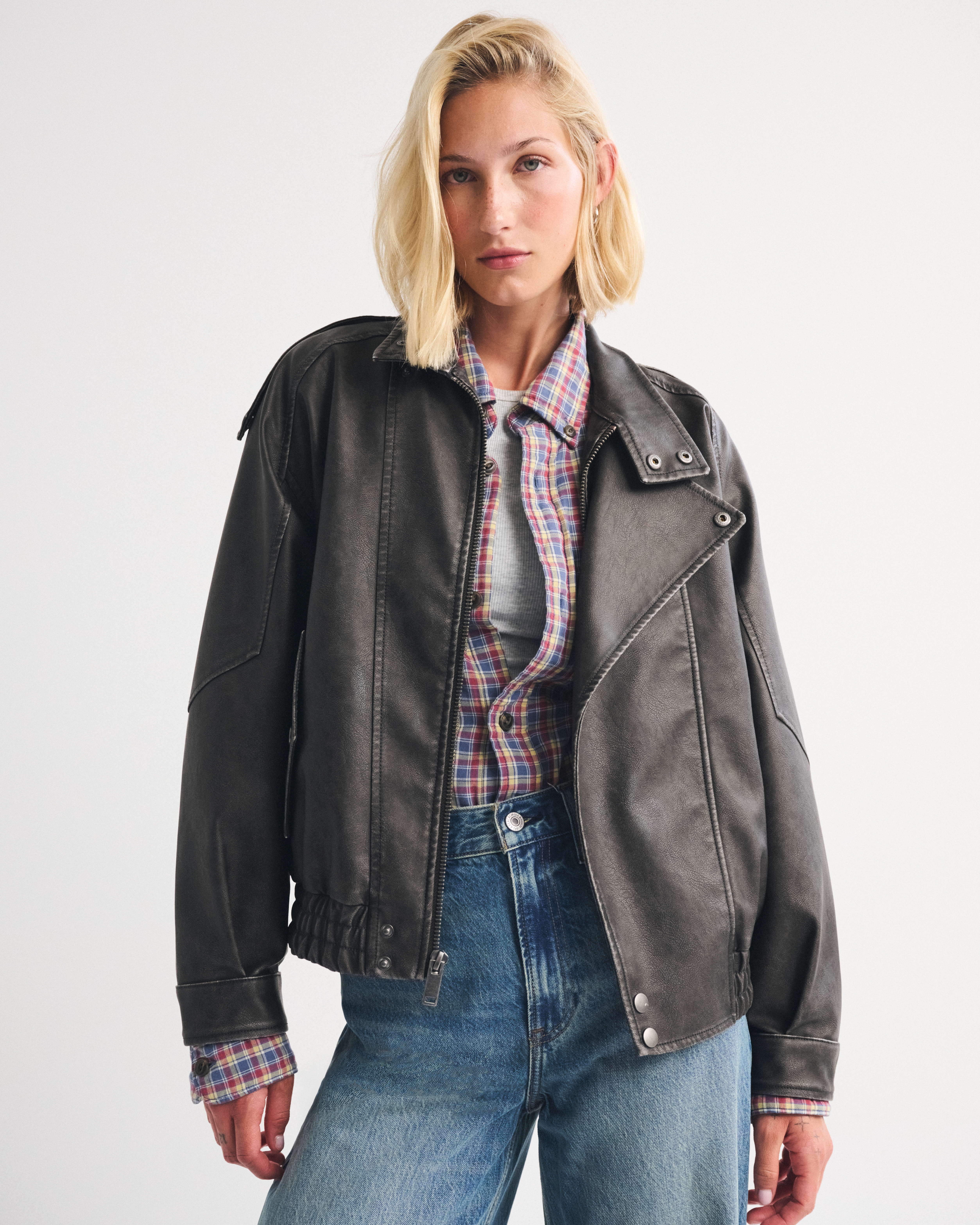 Женская куртка Abercrombie & Fitch A&F West Village Vegan Leather Bomber, цвет: Чёрный — фото 2
