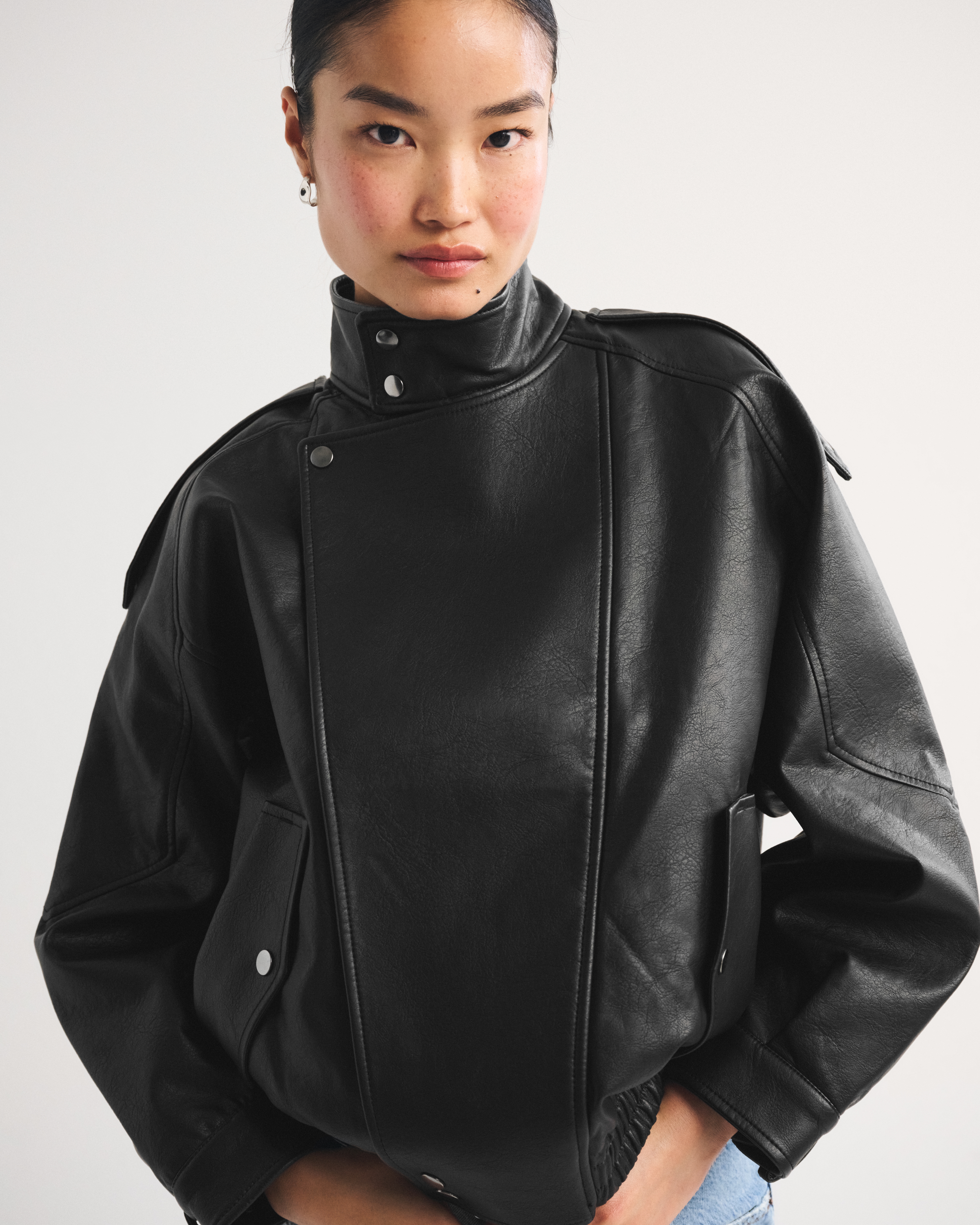 Женские куртки Abercrombie & Fitch A&F West Village Vegan Leather Bomber Jacket — фото 2