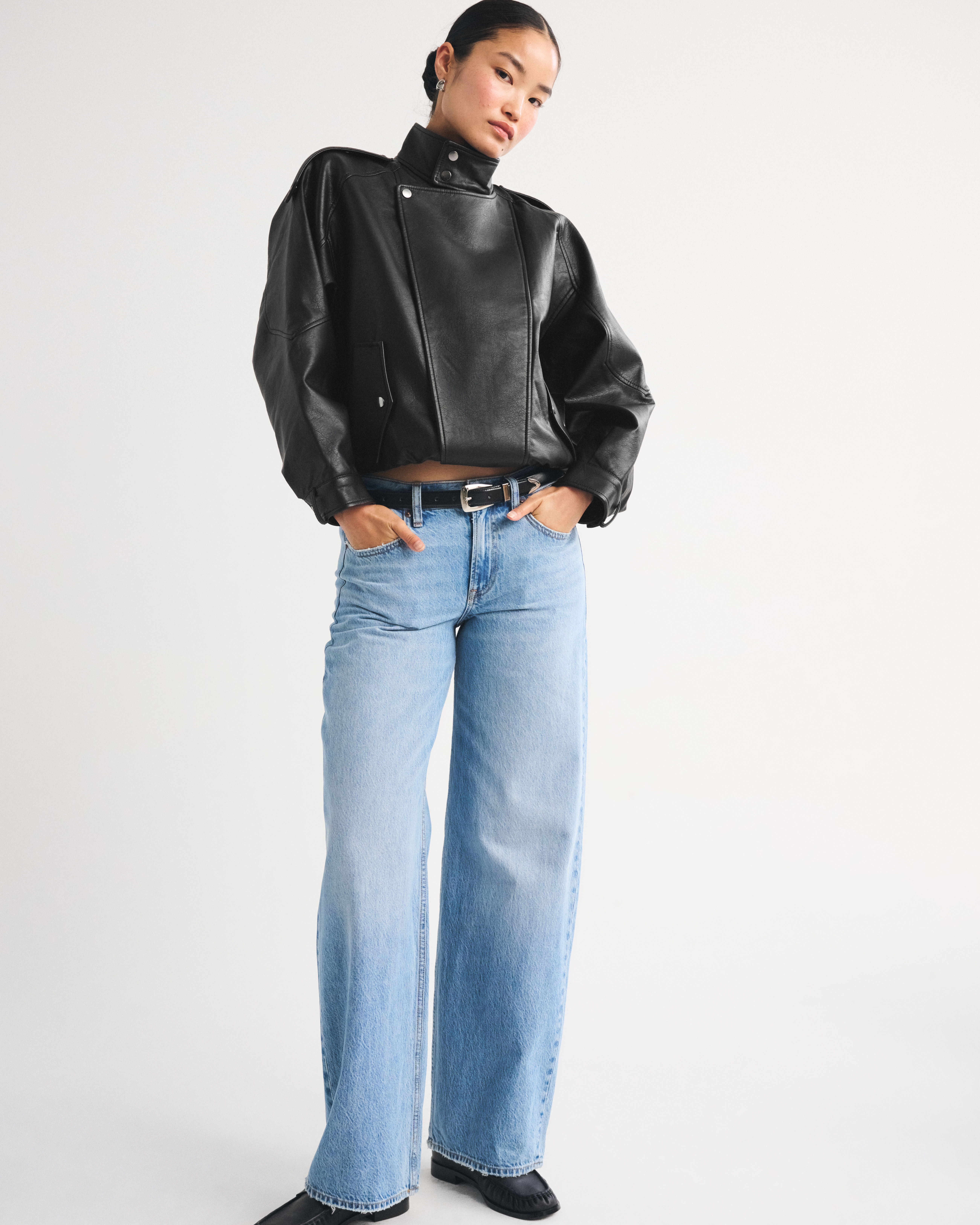 Женские куртки Abercrombie & Fitch A&F West Village Vegan Leather Bomber Jacket — фото 3