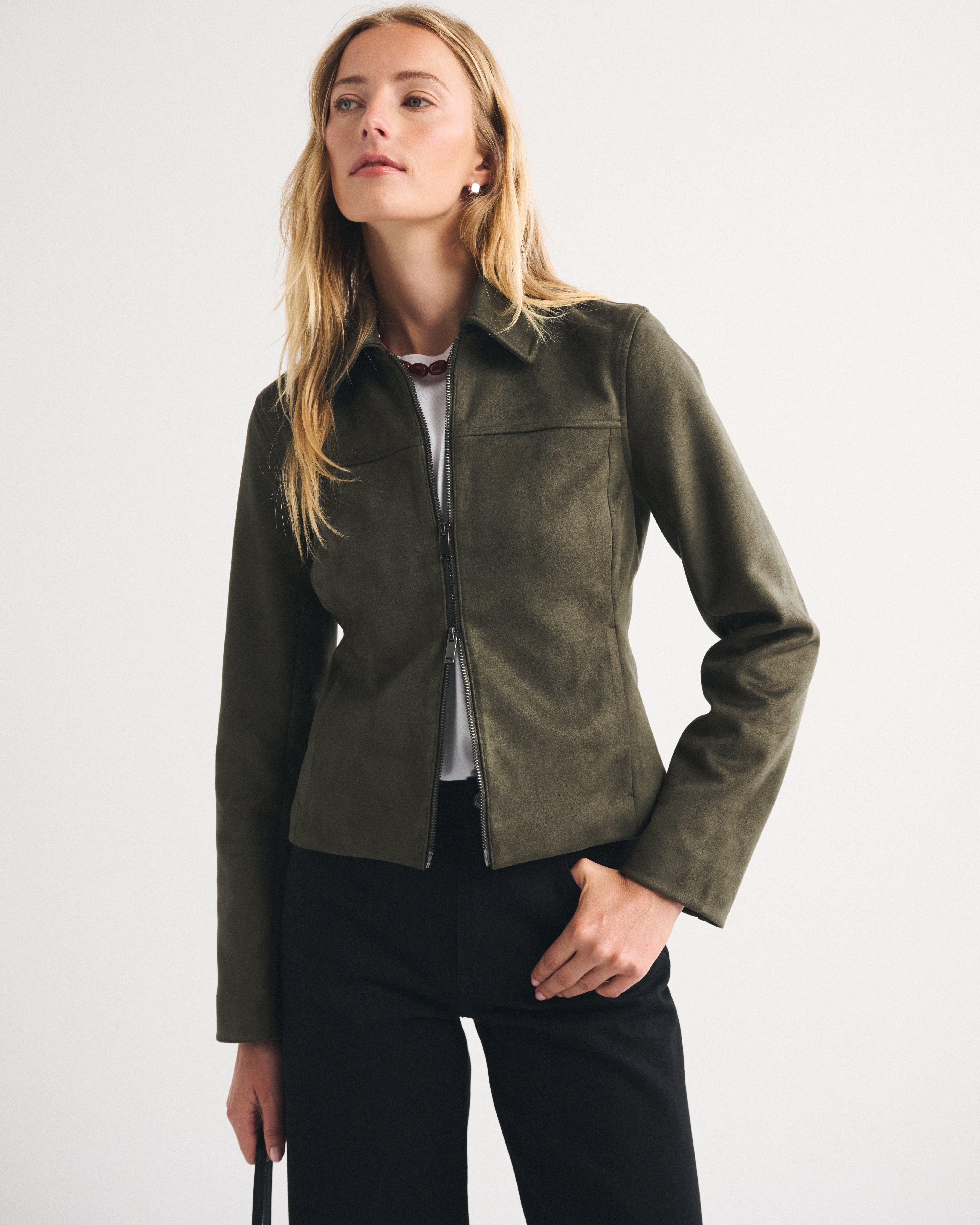 Женская куртка Abercrombie & Fitch Slim Zip Vegan Suede, цвет: Глубокий мох — фото 2