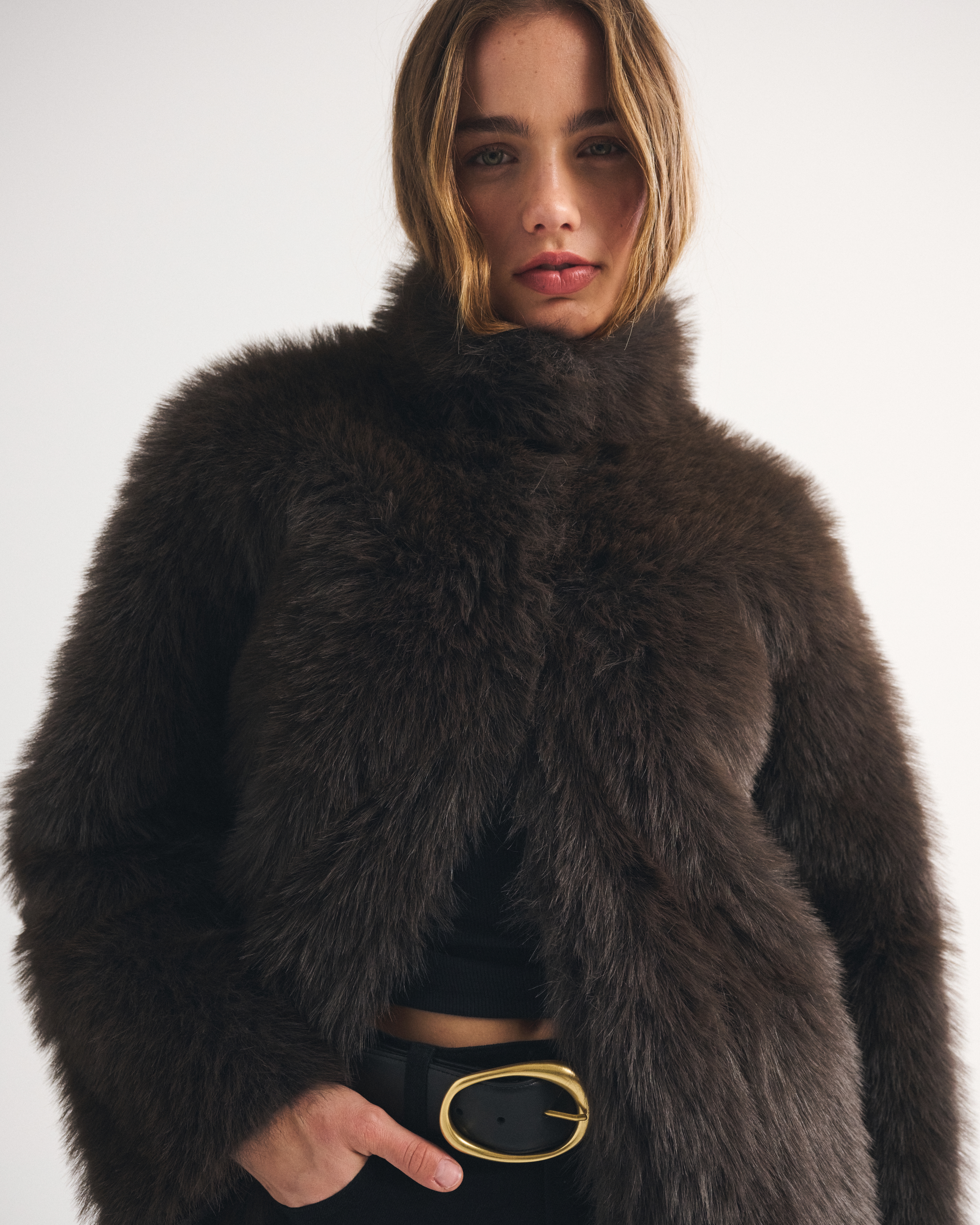 Женские куртки Abercrombie & Fitch Reversible Mockneck Mid-Length Faux Fur Shearling Coat — фото 2