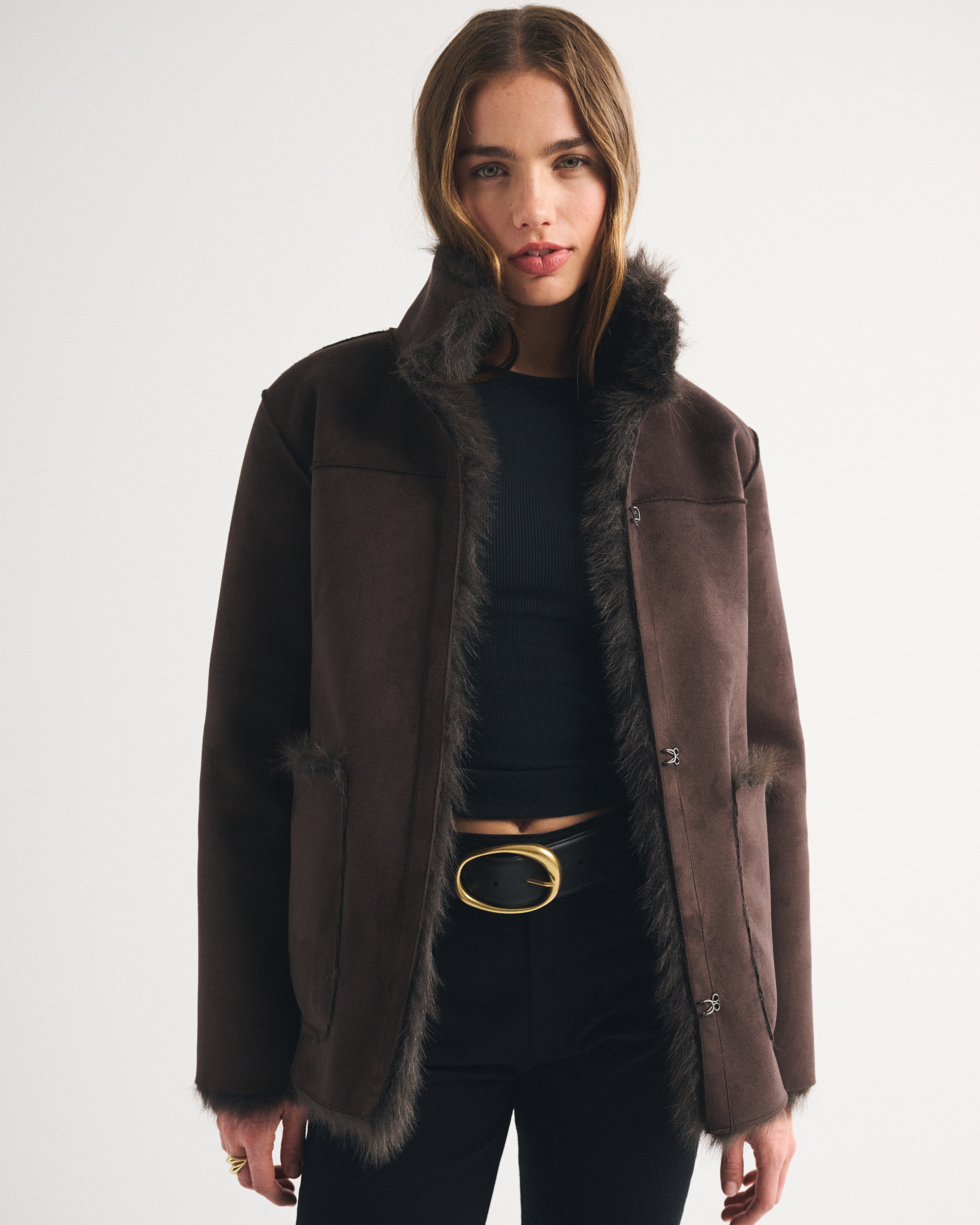 Женские куртки Abercrombie & Fitch Reversible Mockneck Mid-Length Faux Fur Shearling Coat — фото 3
