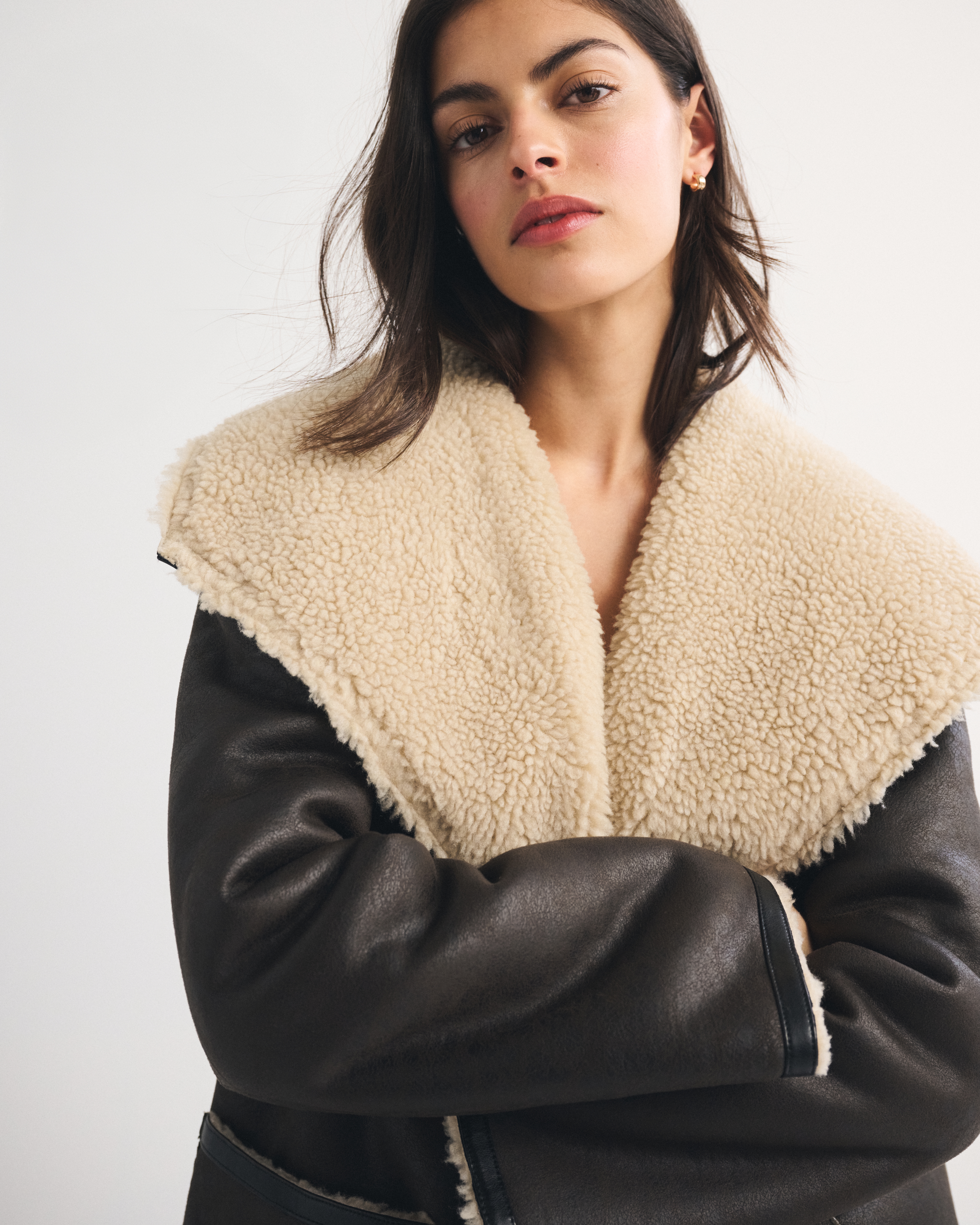 Женские куртки Abercrombie & Fitch Reversible Vegan Shearling Long Coat — фото 3