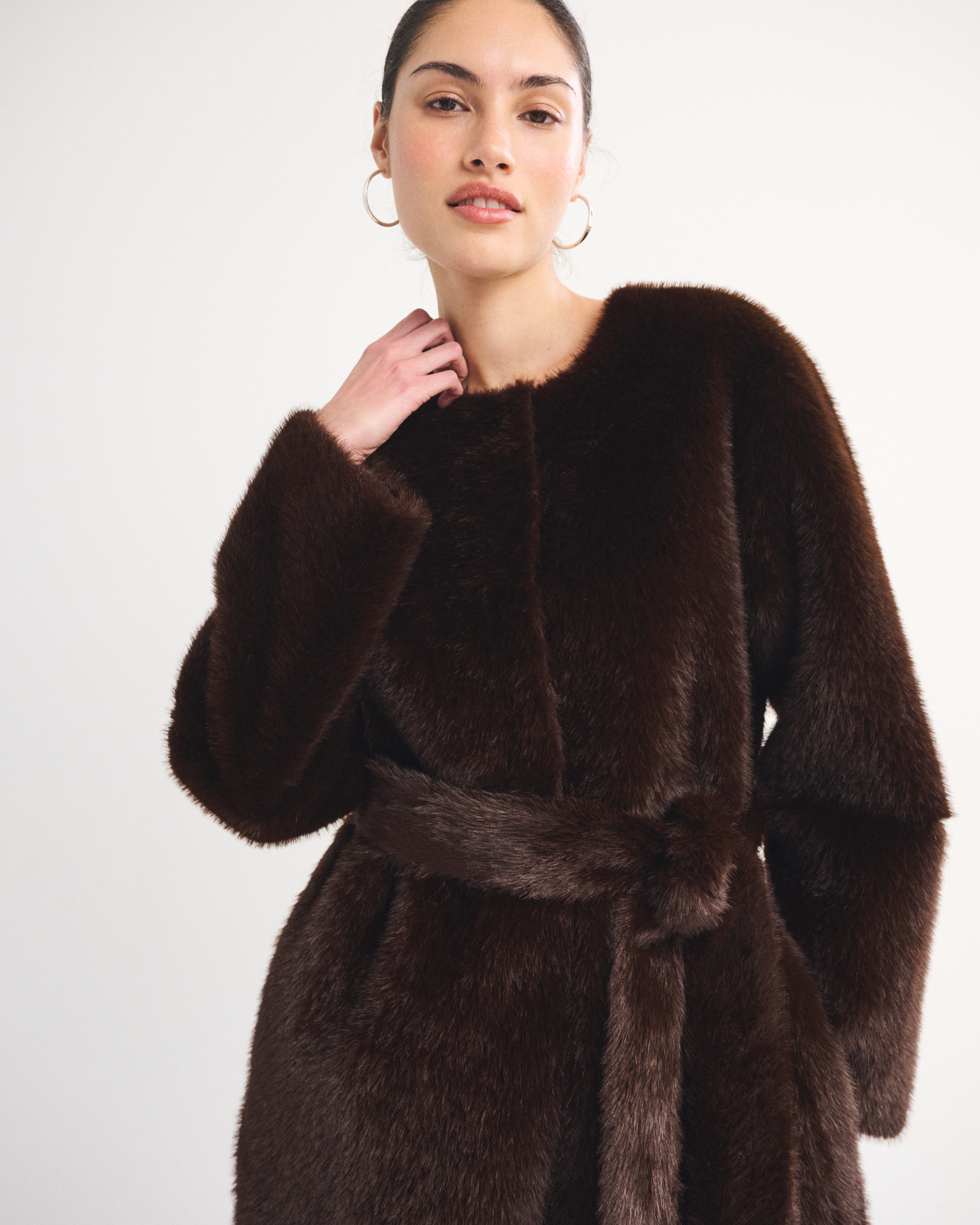 Женские куртки Abercrombie & Fitch Reversible Collarless Mid-Length Faux Fur Shearling Coat — фото 3