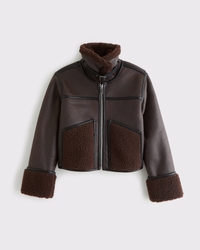 Abrigo corto de borreguito con cuello alto