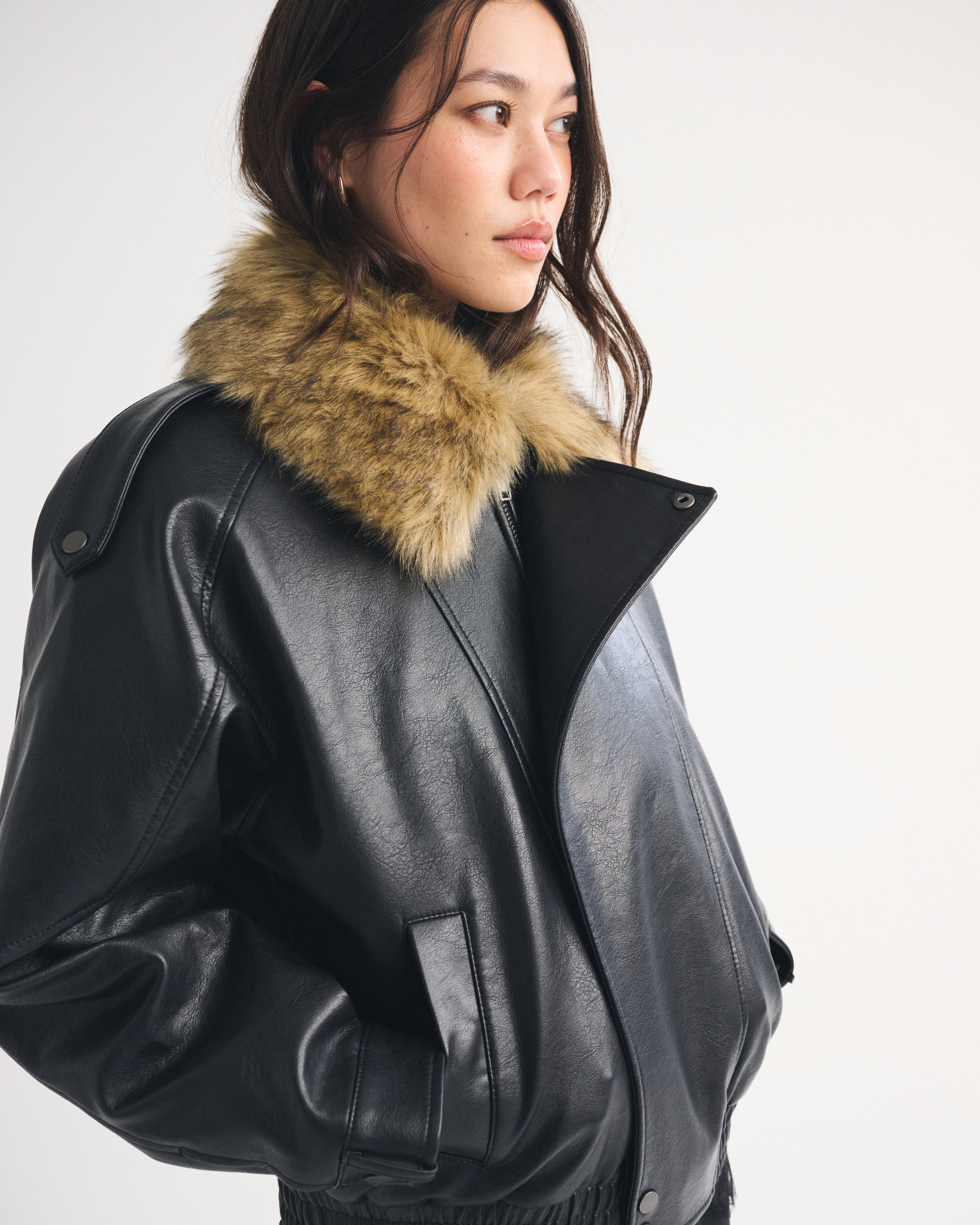 Женские куртки Abercrombie & Fitch Convertible Vegan Leather Bomber Jacket — фото 2