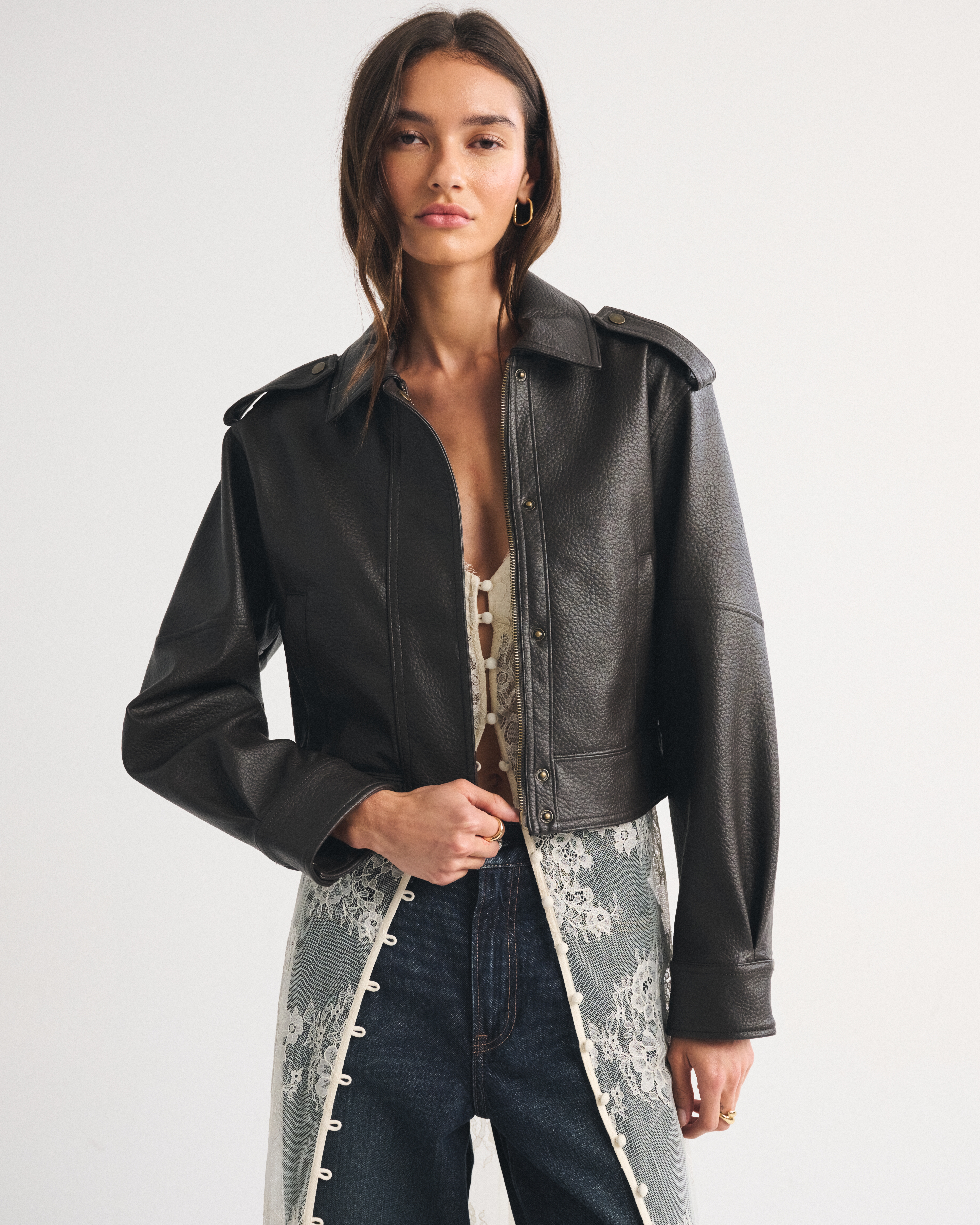 Женская куртка Abercrombie & Fitch Shrunken Vegan Leather Bomber, цвет: Коричневый — фото 2