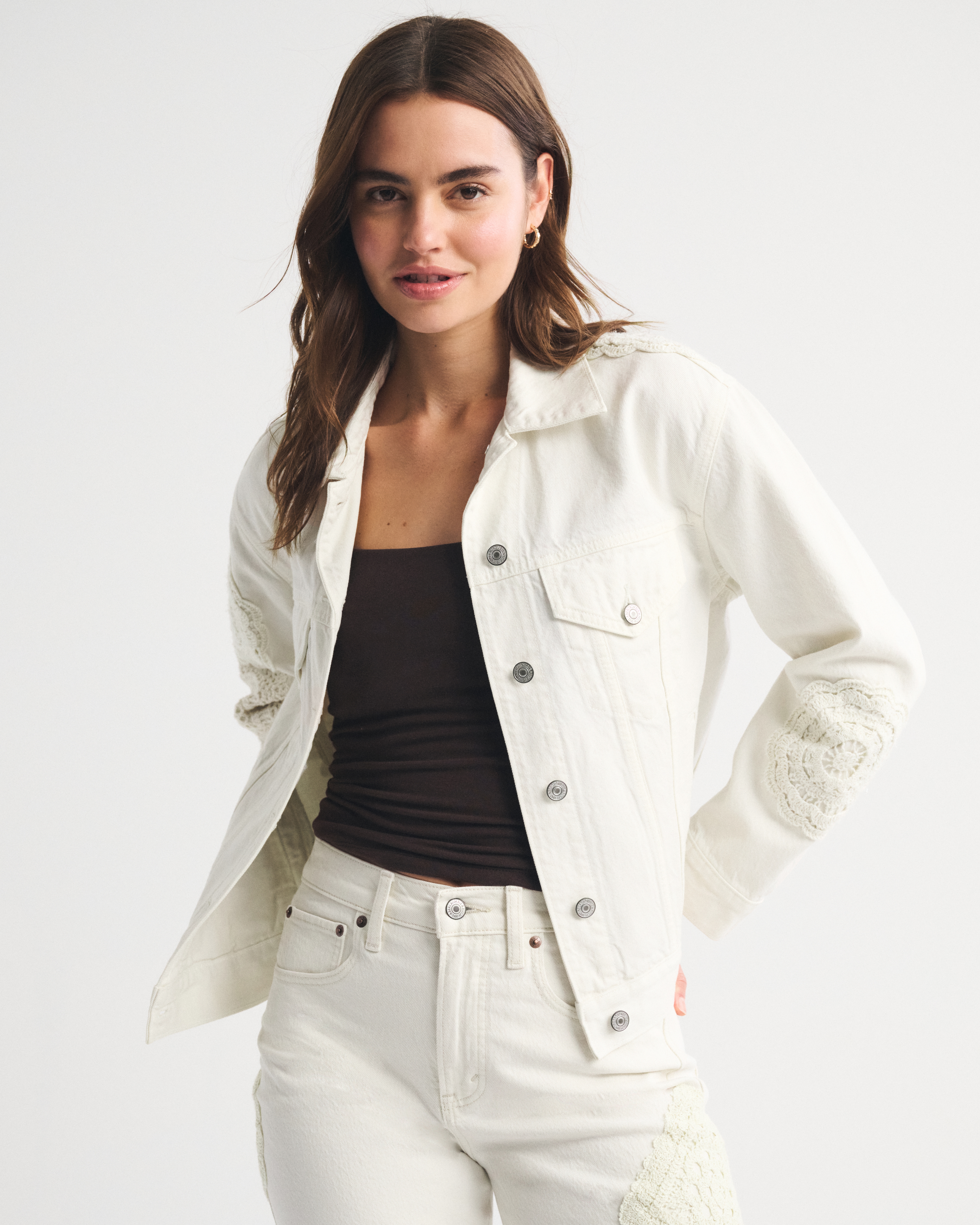 Женские куртки Abercrombie & Fitch Crochet-Style Easy Denim Trucker Jacket — фото 2