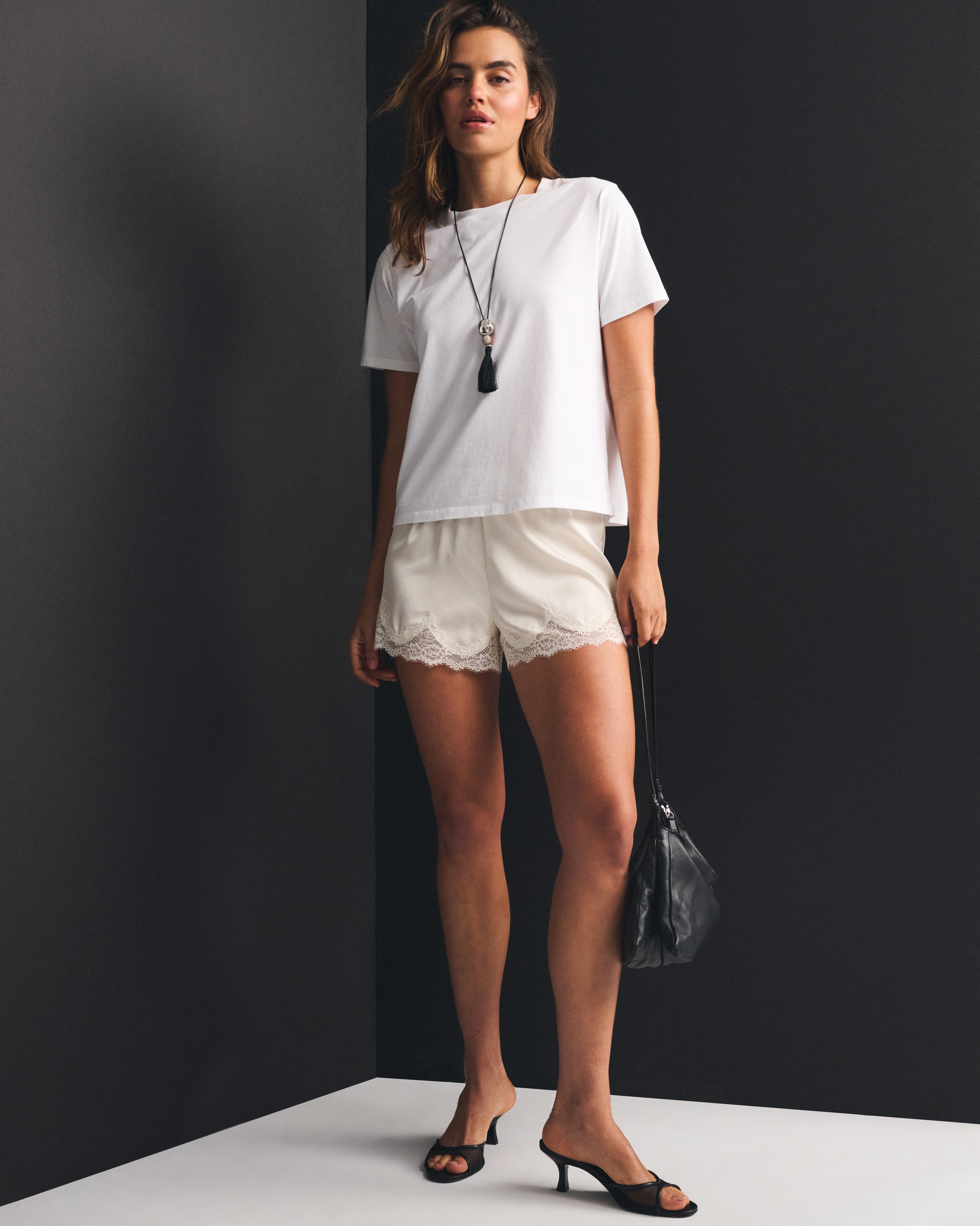 Женские шорты Abercrombie & Fitch Lace-Trim Satin Short, цвет: Кремовый — фото 3