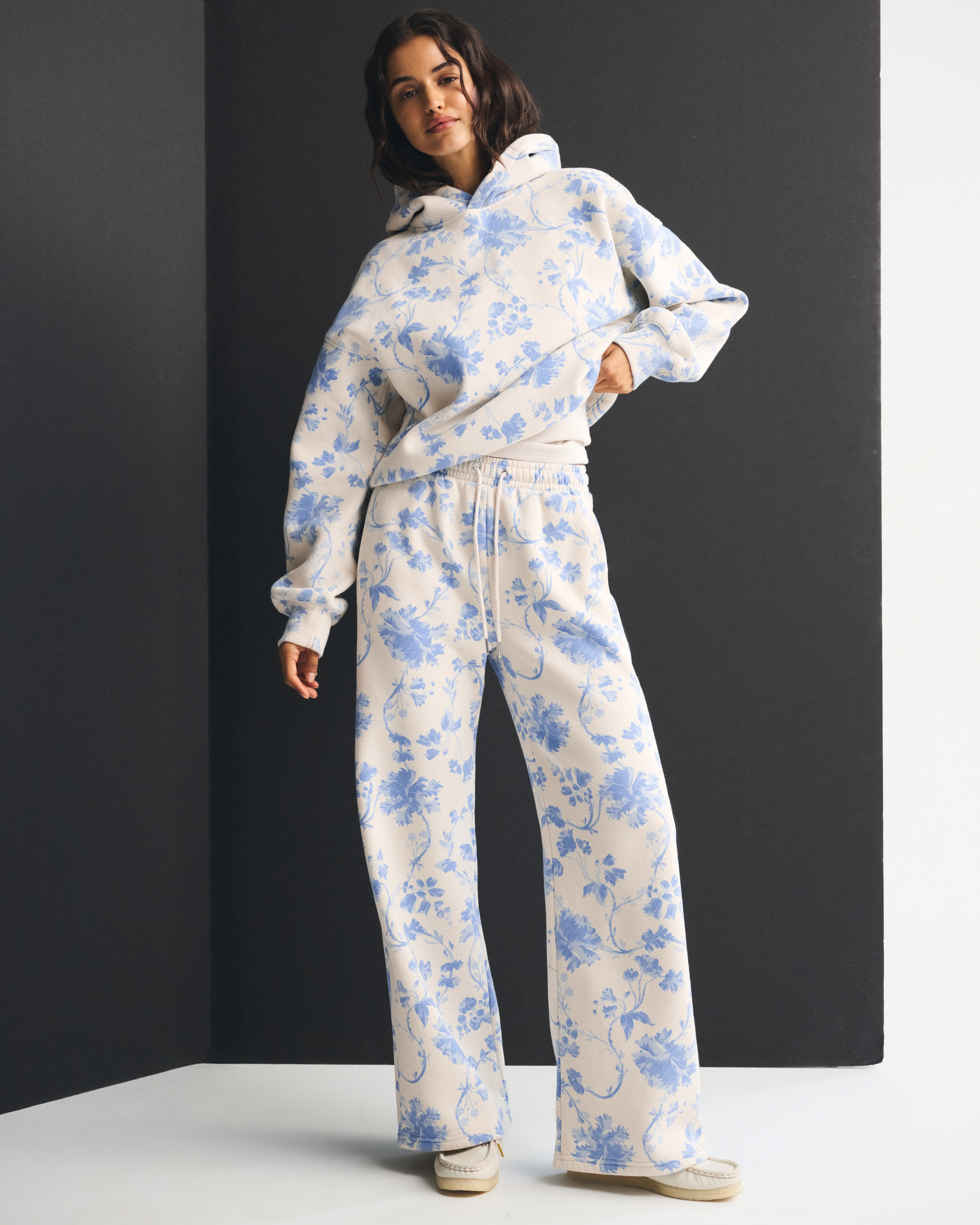 Abercrombie & Fitch High Rise Sunday Wide Leg Sweatpant In White