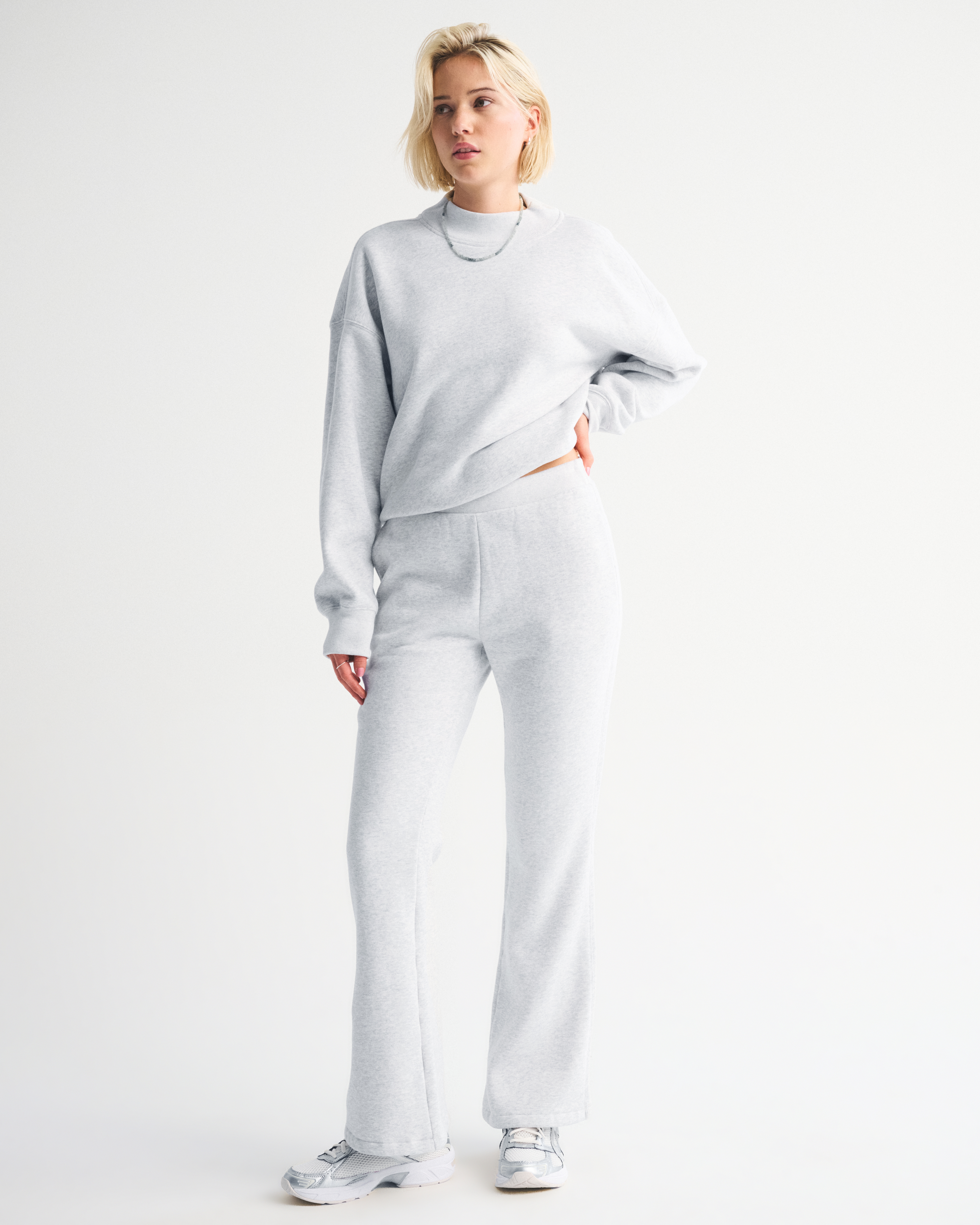 Женские брюки Abercrombie & Fitch High Rise Sunday Flare Sweatpant — фото 2