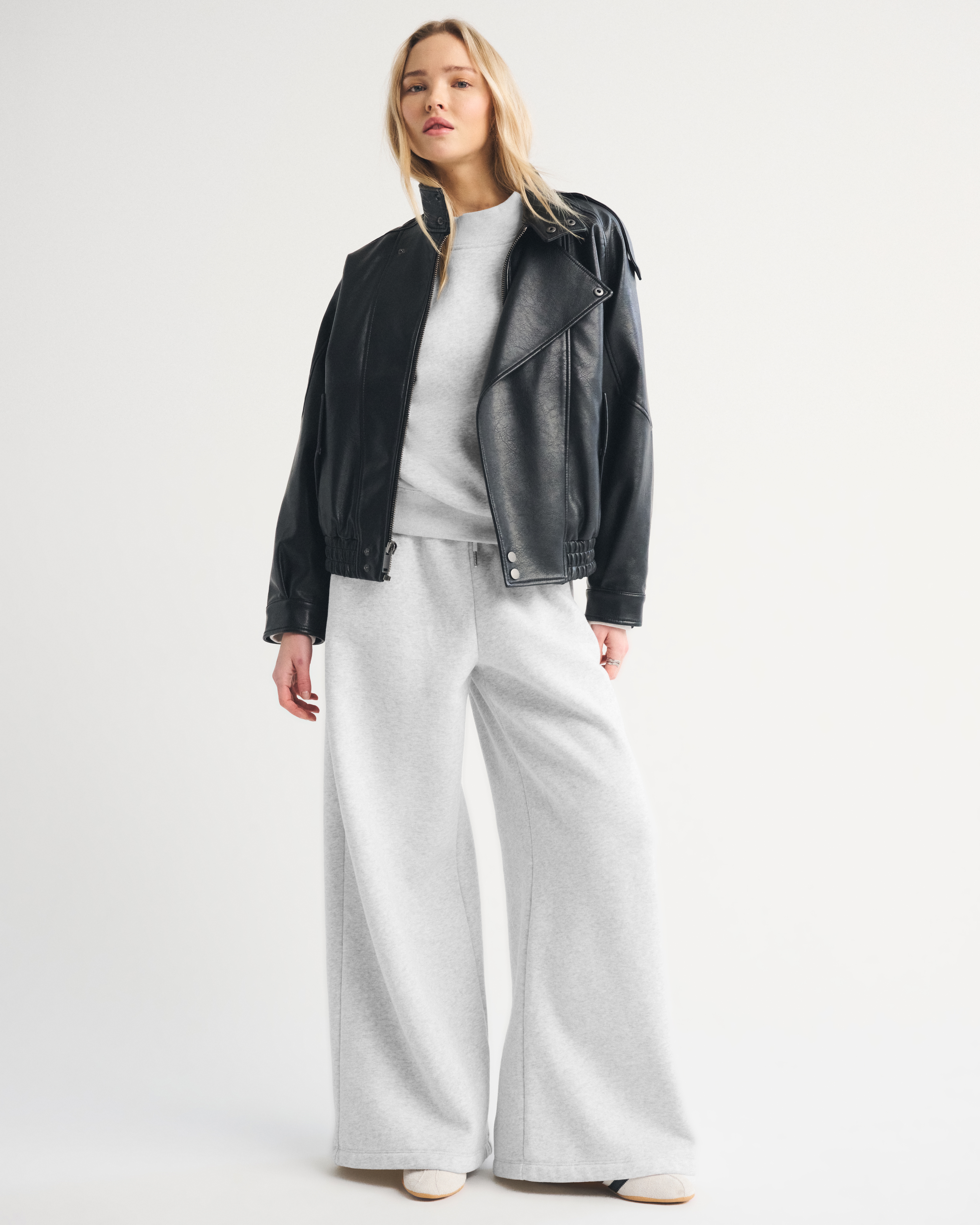 Женские брюки Abercrombie & Fitch High Rise Sunday Ultra Wide Leg Sweatpant — фото 2