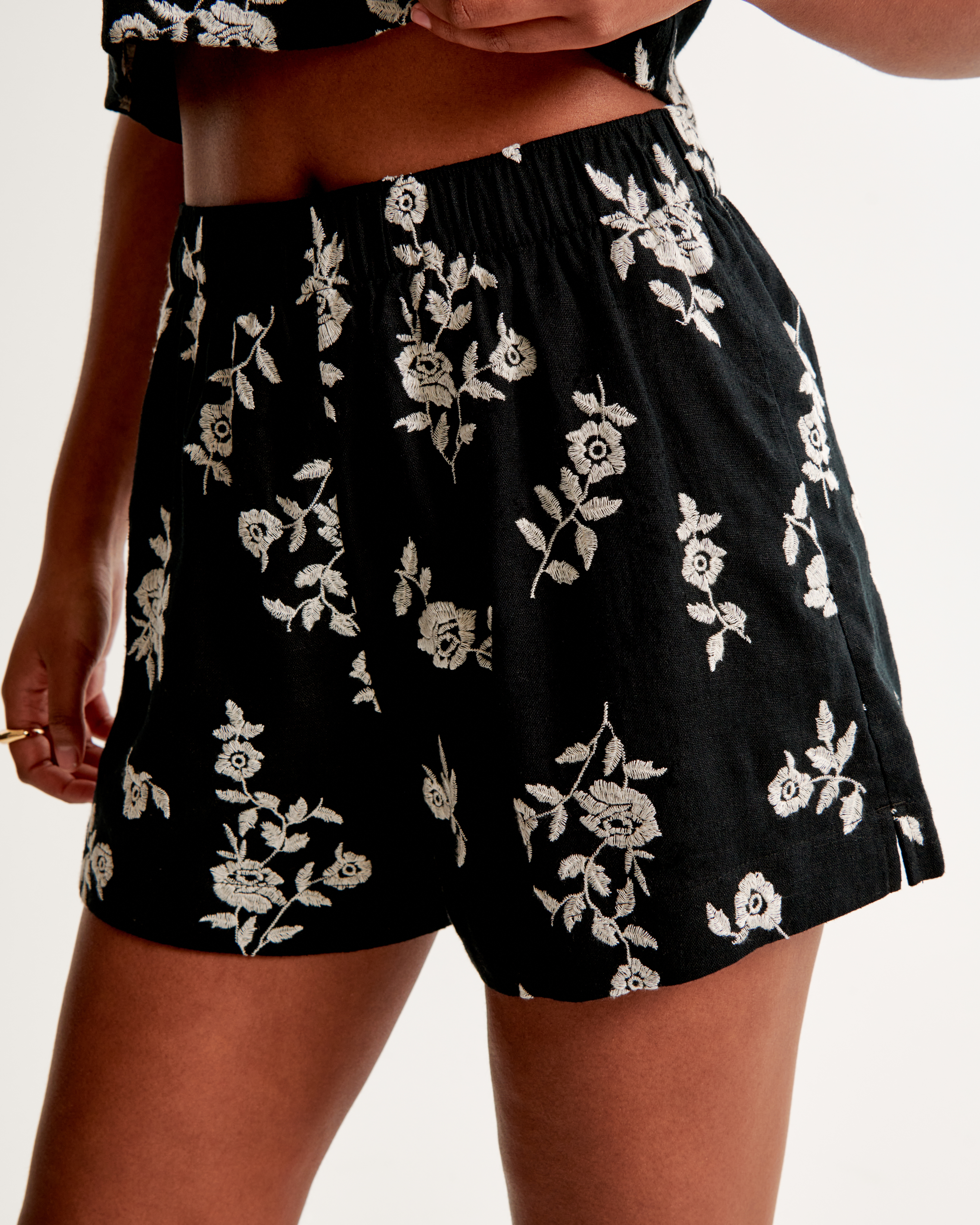 Linen-Blend Embroidered Pull-On Short