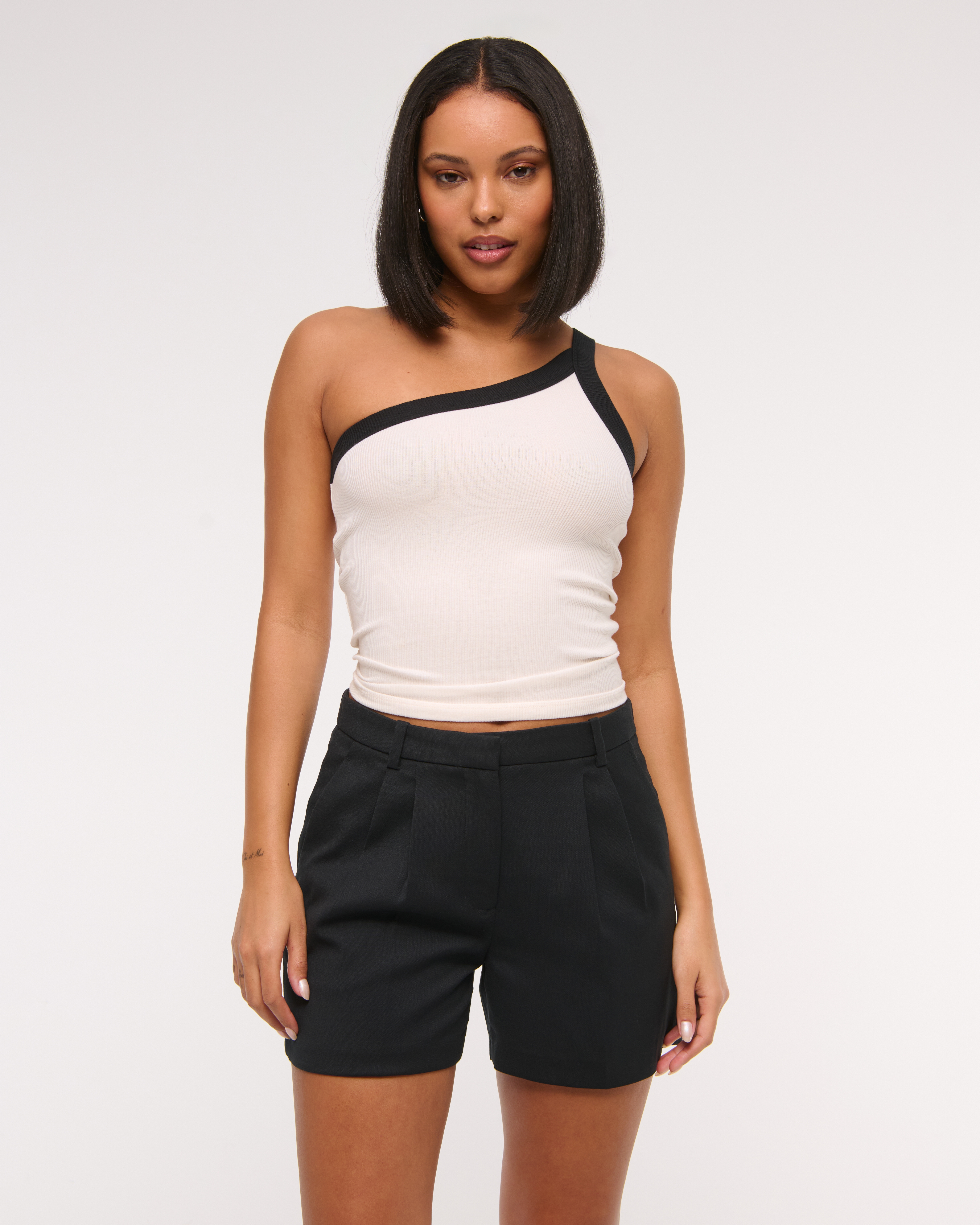 Abercrombie & Fitch A&f Sloane Low Rise Tailored Short In Black
