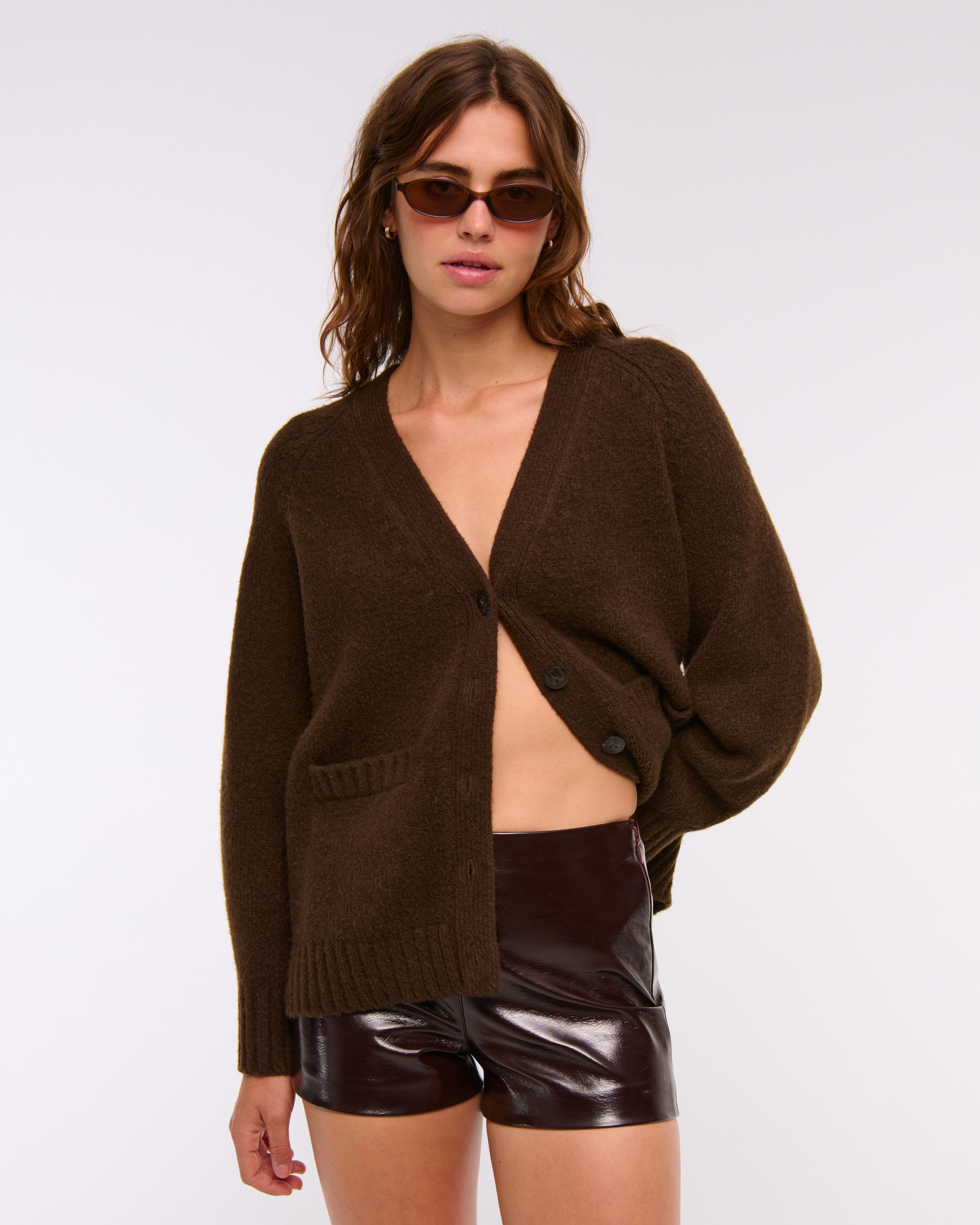 Женские брюки Abercrombie & Fitch Stretch Vegan Glossy Leather Micro Short — фото 2