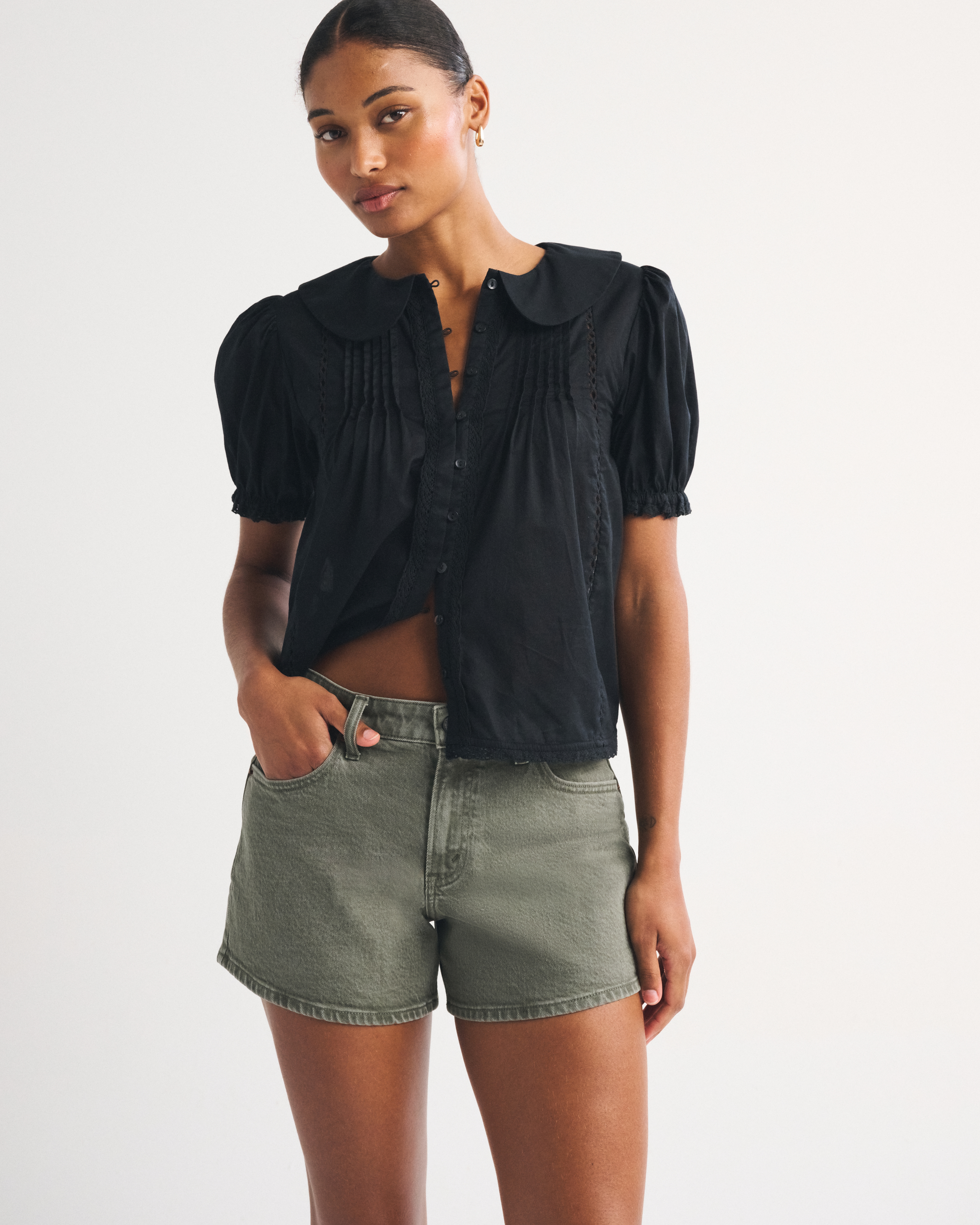 Женские брюки Abercrombie & Fitch Curve Love Mid Rise A-Line Short, цвет: Зелёный — фото 2