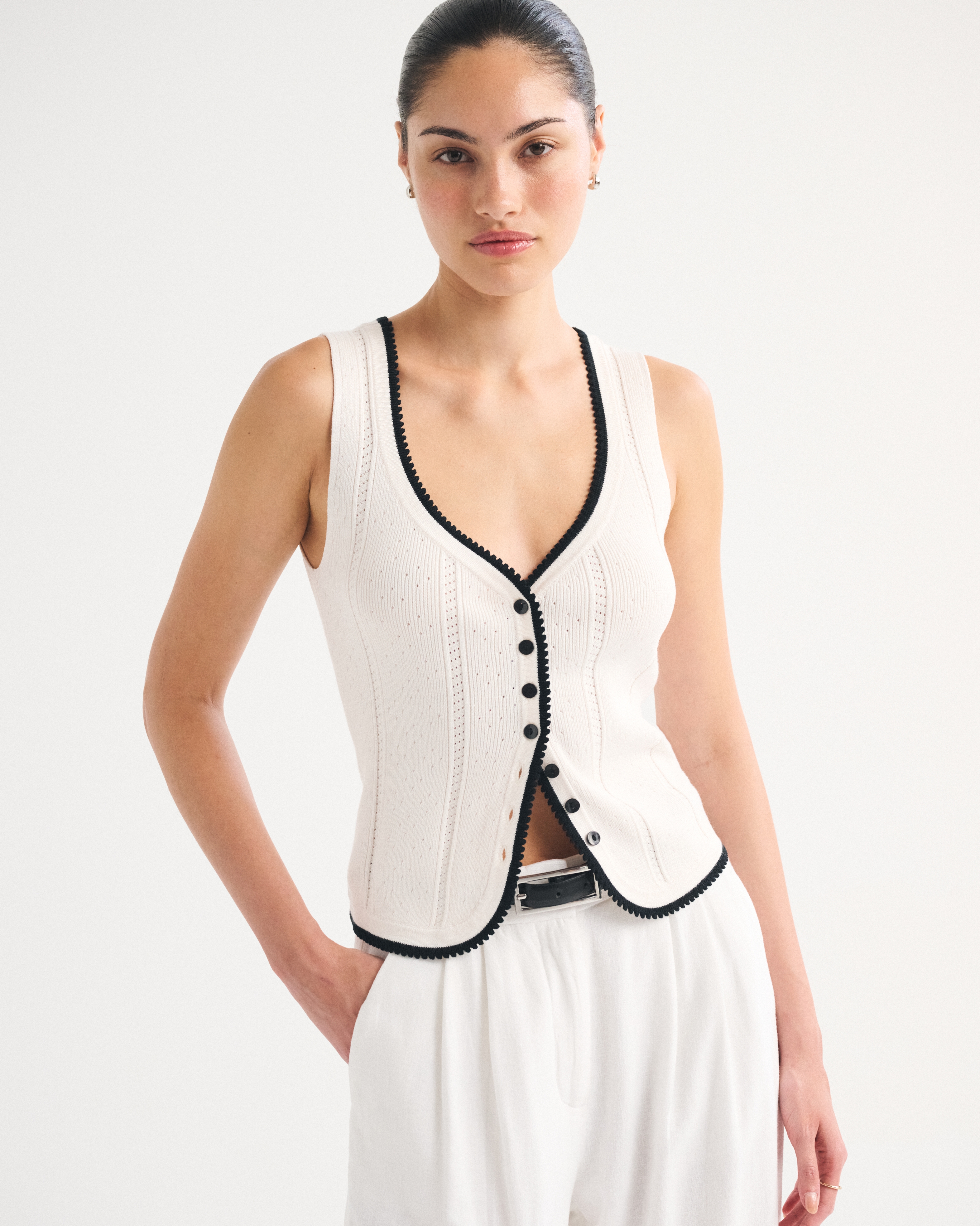 Женские свитеры Abercrombie & Fitch Pointelle Button-Through Sweater Tank — фото 2