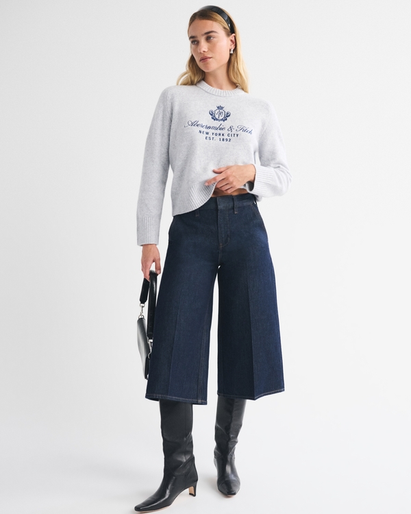 ウィメンズ A&F Madeline ロゴ クルーネックセーター | ウィメンズ
