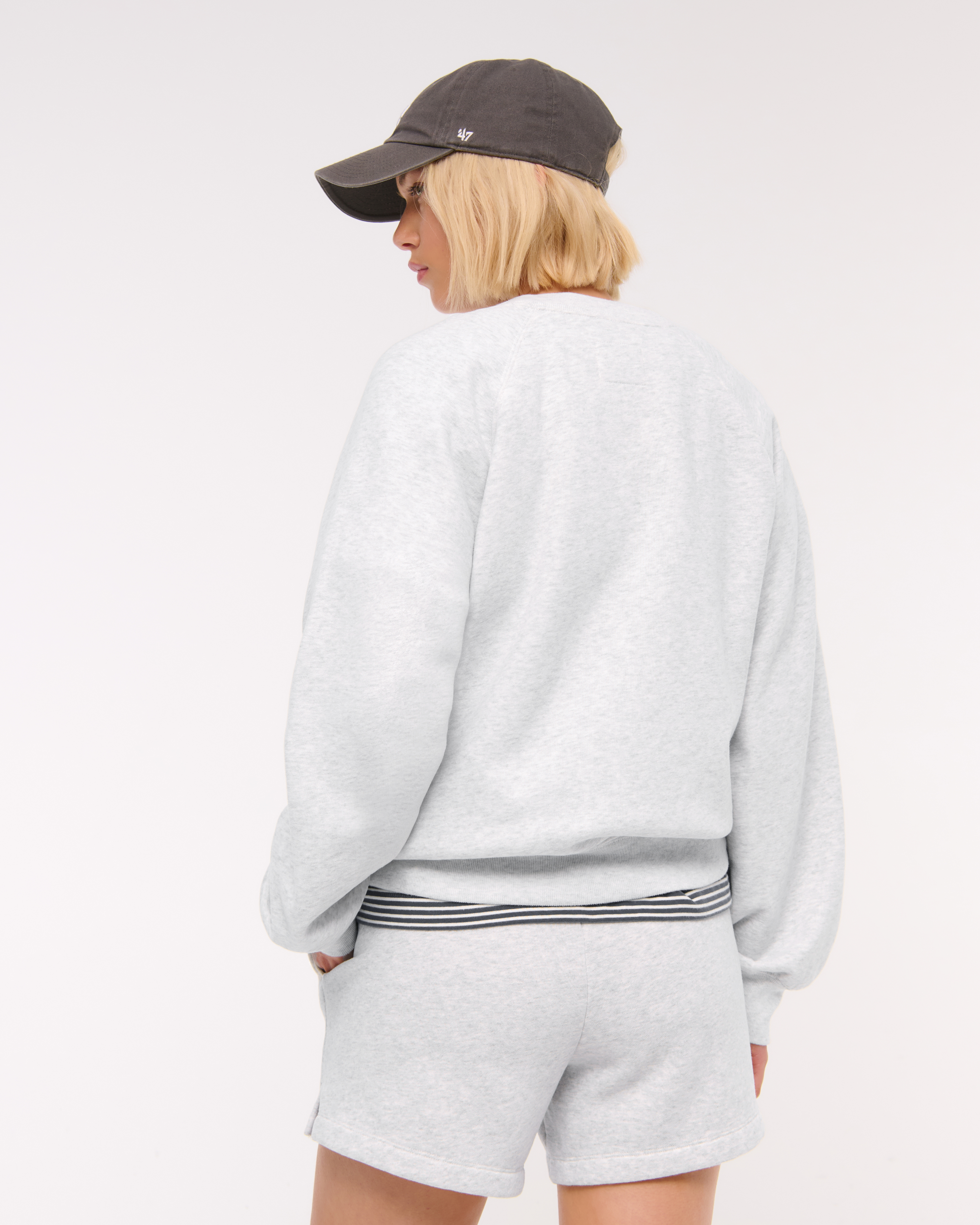 m.u CLASSY RAGLAN SWEAT ベージュ×ブラック Blocked Box Crew Sweatshirt in Beige| Vans UK