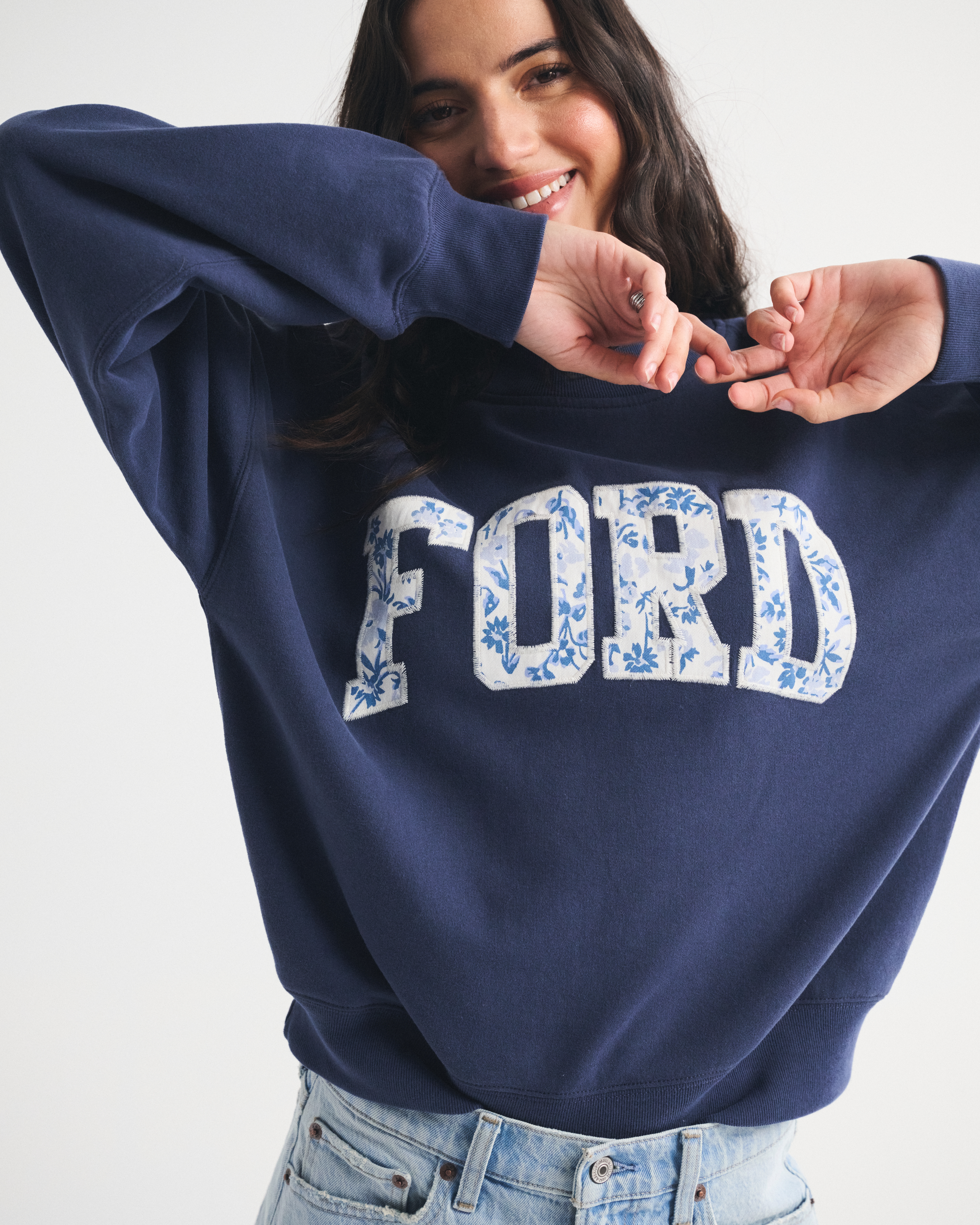 Женские свитеры Abercrombie & Fitch Ford Graphic Oversized Sunday Crew — фото 2